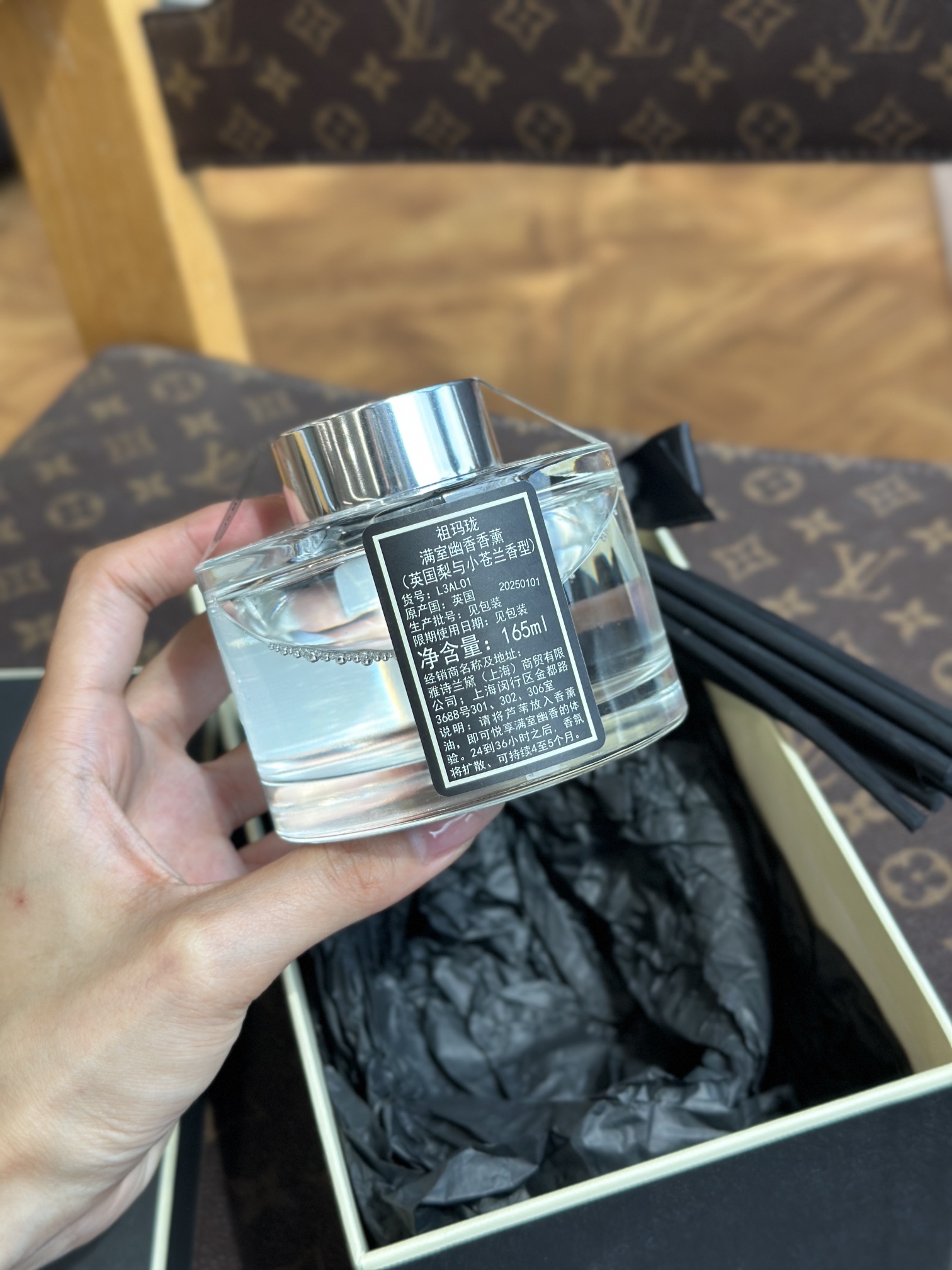 A signature fragrance featuring sweet, fruity top notes rounded by the - Comprehensive 6
