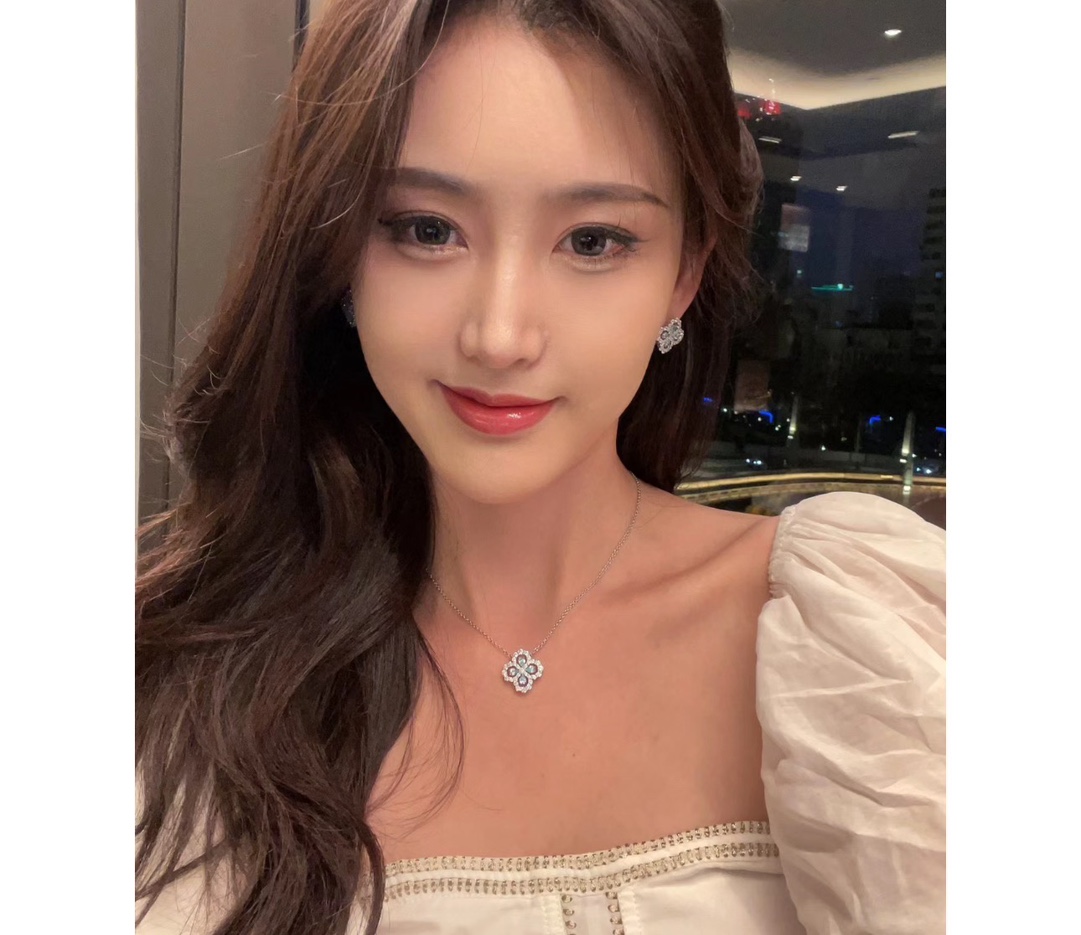 项链
S0190 👑高级珠宝💎定制 hw海温斯顿 经典 四叶草 微镶 项链🍀系列 今年大热门款📩💗花型正