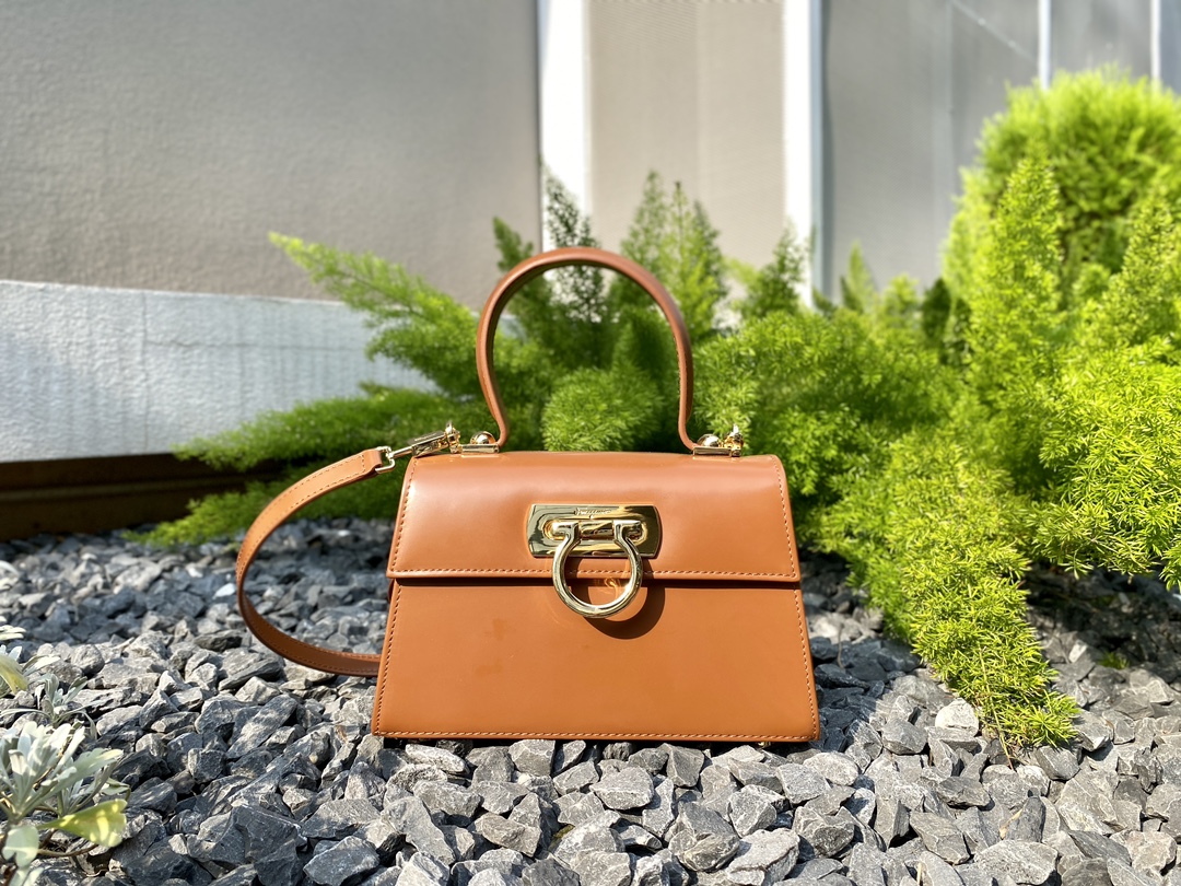 Ferragamo Small size [SF] Special counter limited edition museum series retro horseshoe bag small size DY-212958. Original imported box leather,