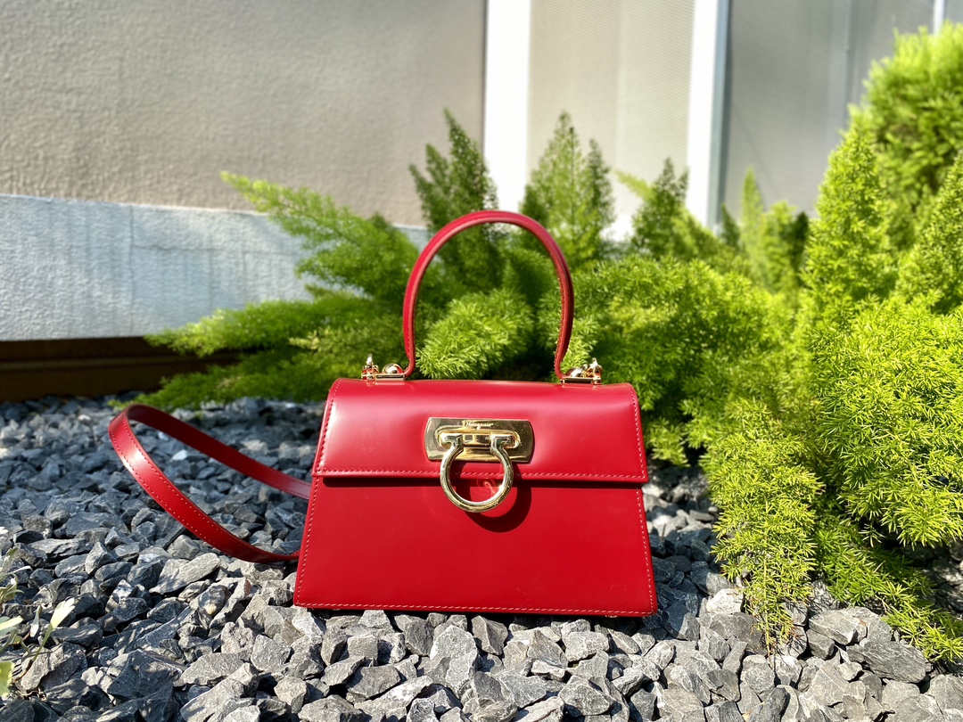 Ferragamo Small size [SF] Special counter limited edition museum series retro horseshoe bag small size DY-212958. Original imported box leather,