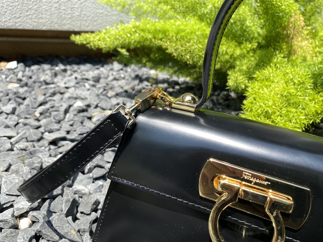 Ferragamo Small size [SF] Special counter limited edition museum series retro horseshoe bag small size DY-212958. Original imported box leather,
