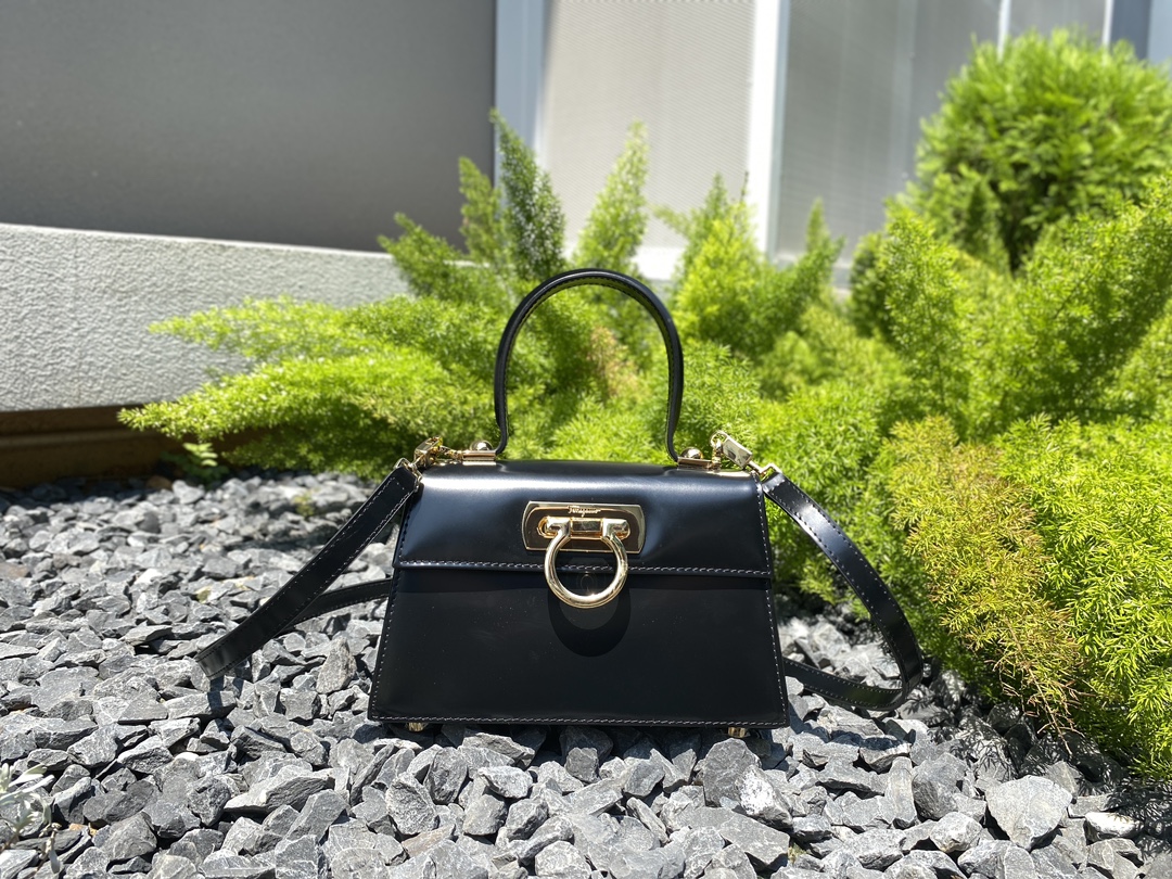 Ferragamo Small size [SF] Special counter limited edition museum series retro horseshoe bag small size DY-212958. Original imported box leather,