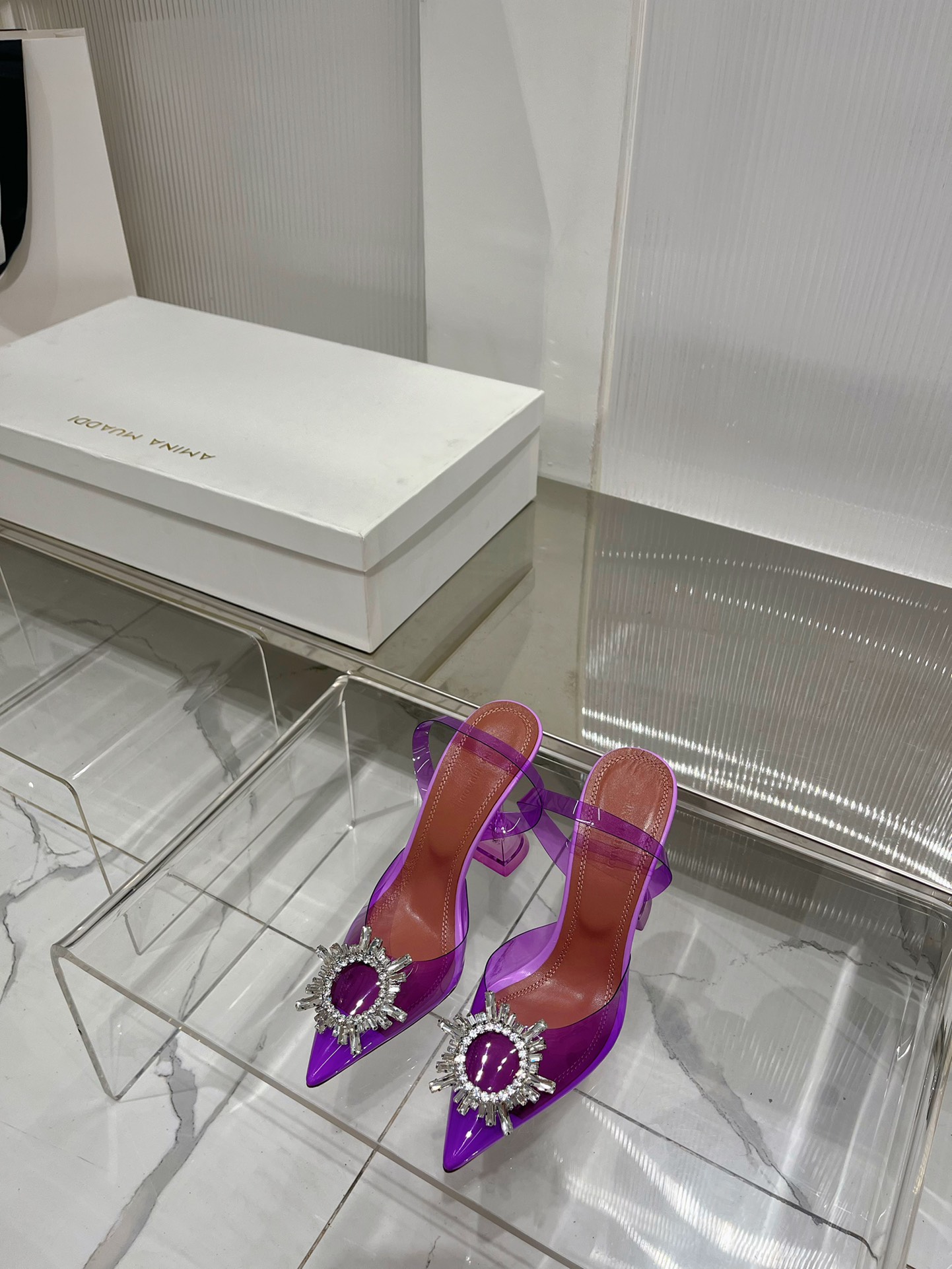 NO:172039,& · Factory (upgraded version) No one can refuse Amina too good. The newly arrived series has changed the heel of the previous wine glass (but the same beauty) stiletto heels paired with gem ridge diamonds, which is simply too beautiful. ★Imported pvc lining sheepskin sole cowhide sole (injection molding) can be salty or sweet. Natural folds are extremely beautiful. Heel height is 9.5 cm. Counter packaging. Simple and elegant style!  show bdetails —————————————— ⊿size. ｜35-39 (40 41 42 customization), sandals, sandals, cowhide, sheepskin19860909＆ · 工厂（升级版） 没有人可以拒绝amina太会了,新到的这个系列一改以往的酒杯跟（但同样的美）细高跟搭配上宝石棱型钻,简直是太美啦 ★进口 pvc 内里 羊皮 鞋底 牛皮大底（注塑） 可咸可甜 自然褶皱 美到极致 跟高9.5 cm 专柜包装 简约气质款式！ show bdetails ————————————  ⊿size. ｜35-39（40 41 42 定制）,凉鞋,sandals,cowhide,sheepskin,Women's Shoes