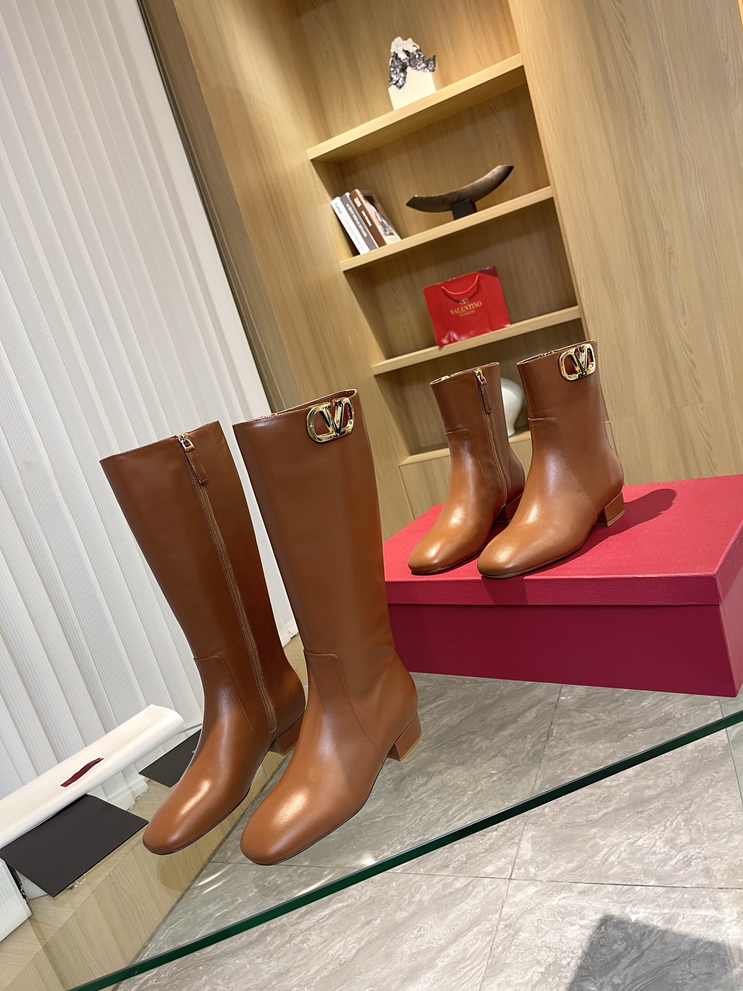 [Valentino] Valentino otoño e invierno [hebilla V grande] moda botas de mujer: en el pie cómodo y ve