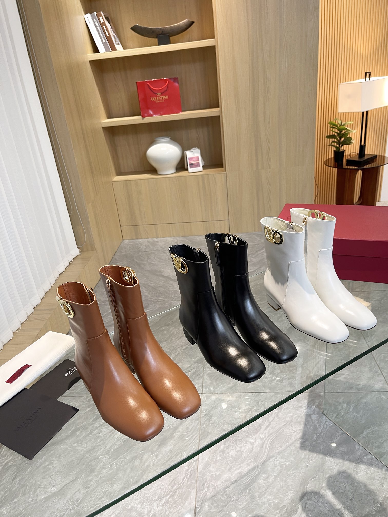 [Valentino] Valentino otoño e invierno [hebilla V grande] moda botas de mujer: en el pie cómodo y ve