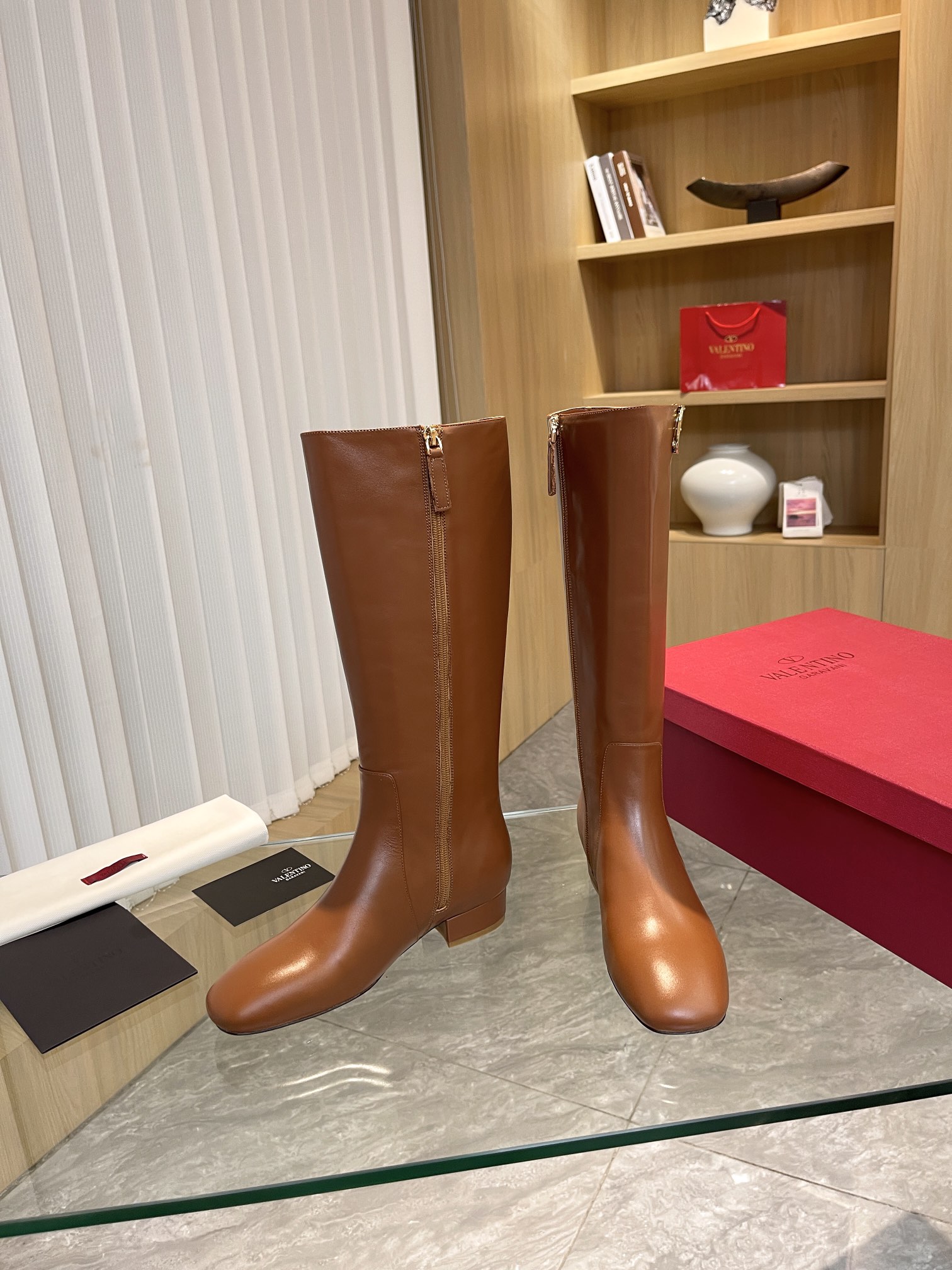 [Valentino] Valentino otoño e invierno [hebilla V grande] moda botas de mujer: en el pie cómodo y ve