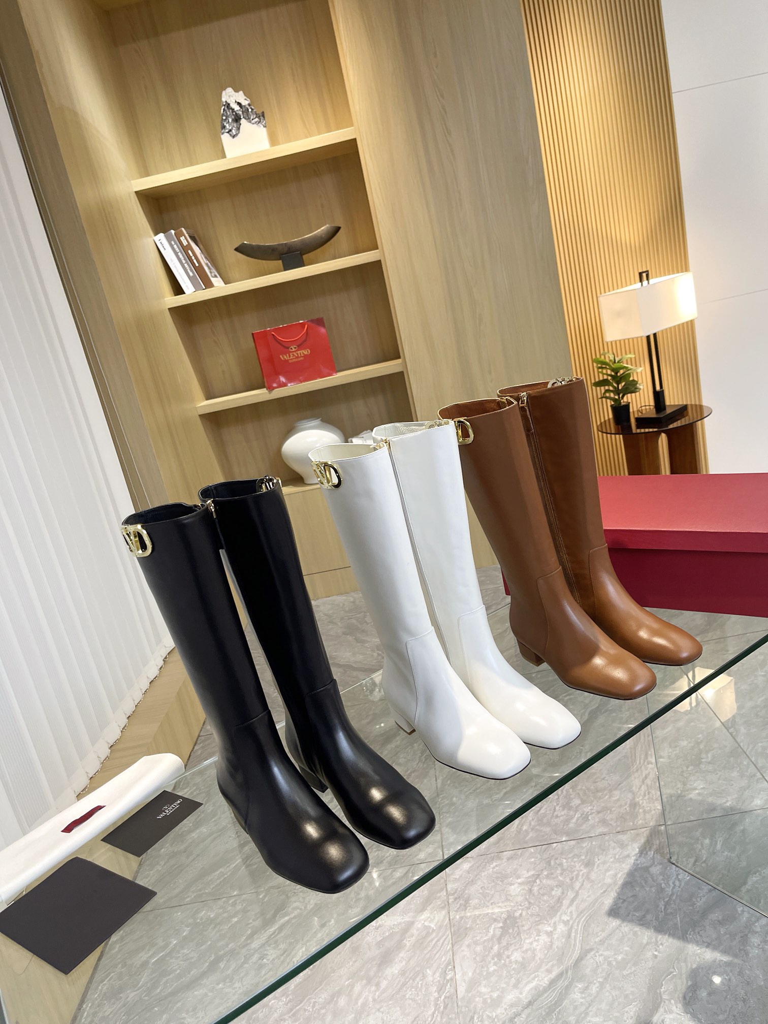 [Valentino] Valentino otoño e invierno [hebilla V grande] moda botas de mujer: en el pie cómodo y ve