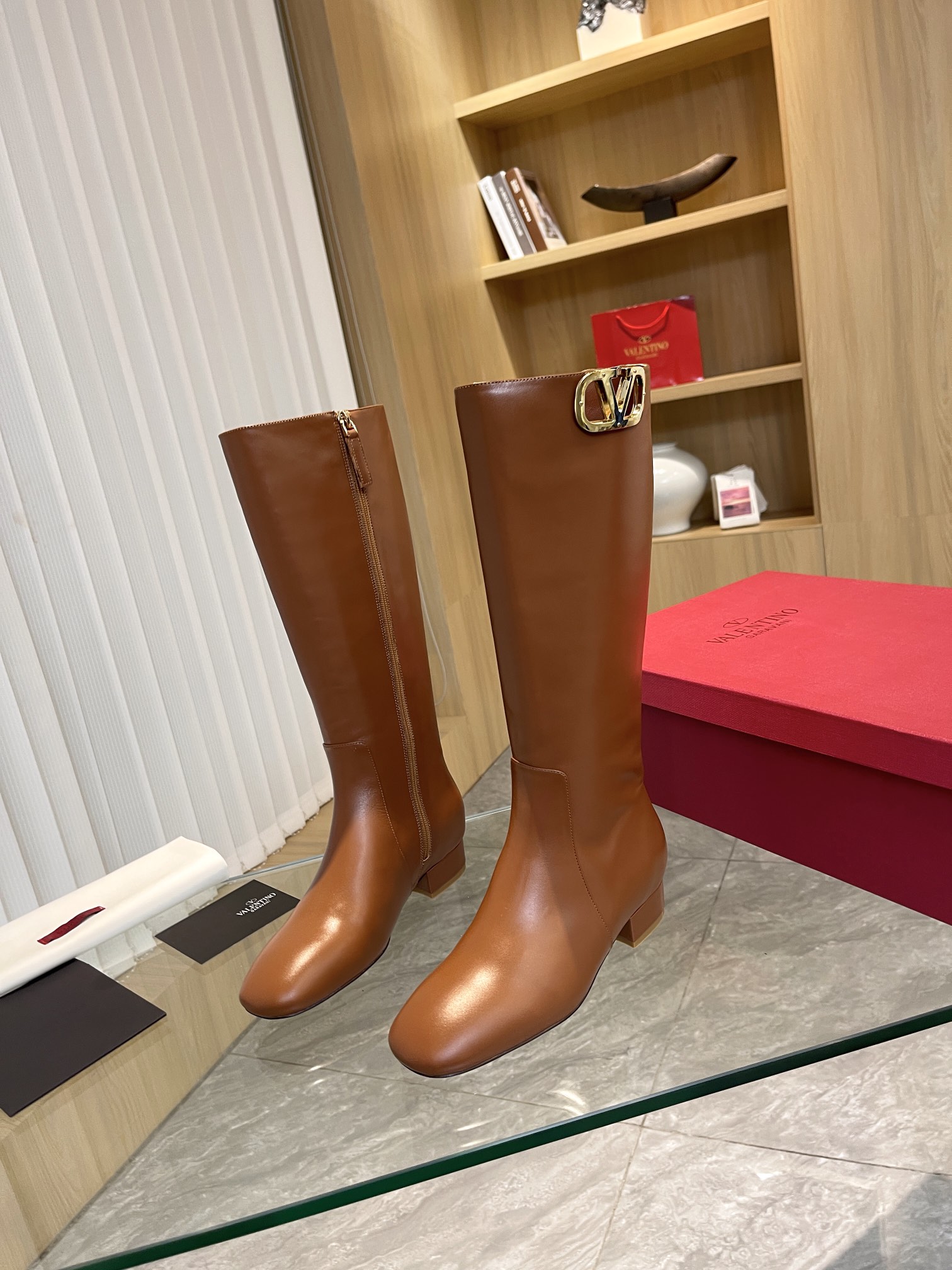 [Valentino] Valentino otoño e invierno [hebilla V grande] moda botas de mujer: en el pie cómodo y ve