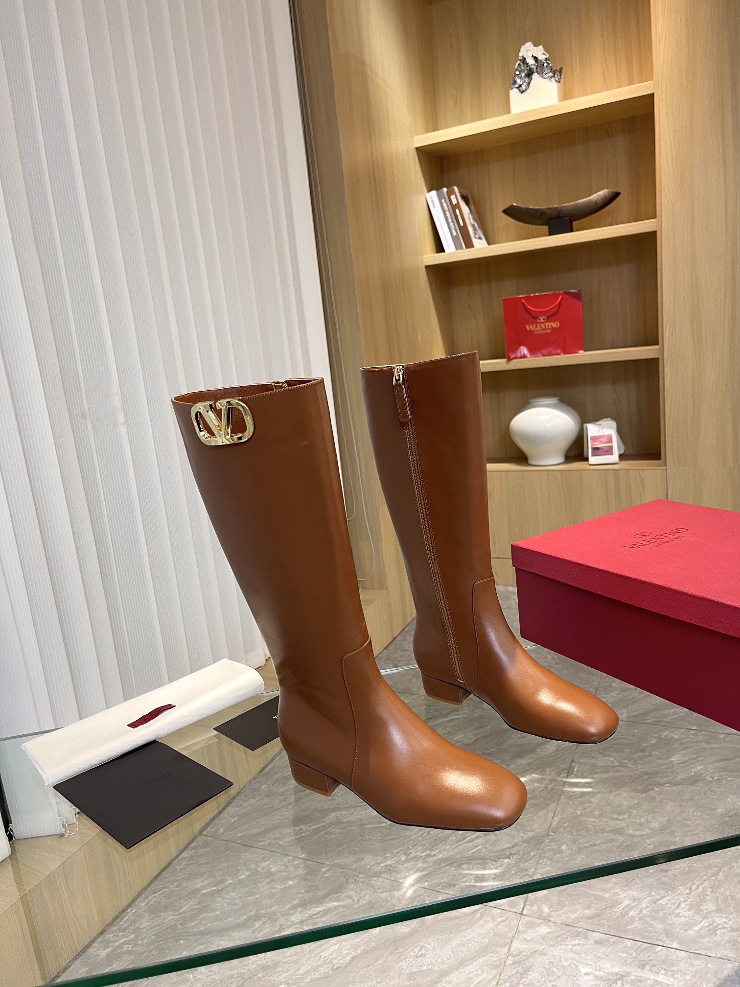 [Valentino] Valentino otoño e invierno [hebilla V grande] moda botas de mujer: en el pie cómodo y ve