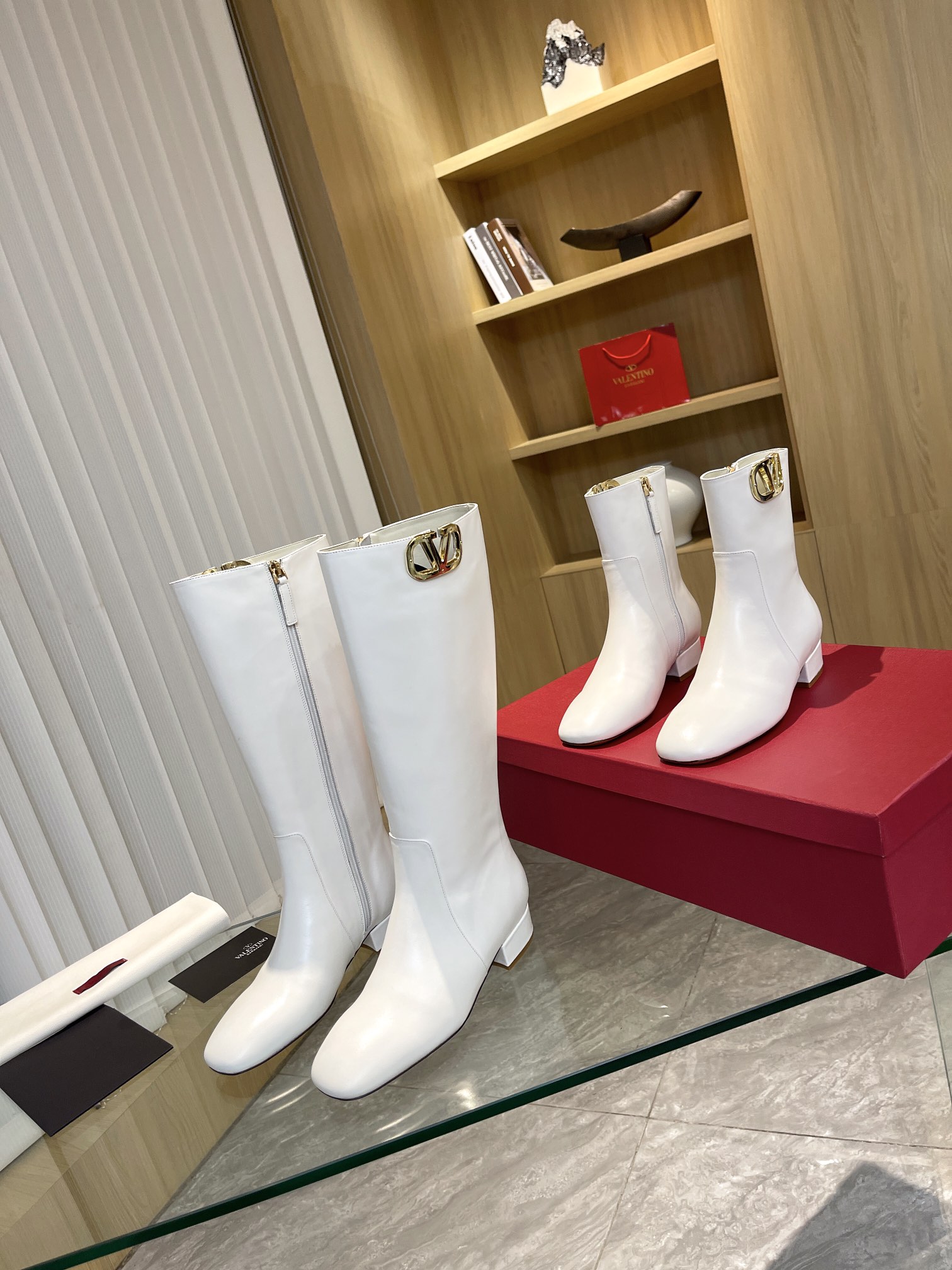[Valentino] Valentino otoño e invierno [hebilla V grande] moda botas de mujer: en el pie cómodo y ve