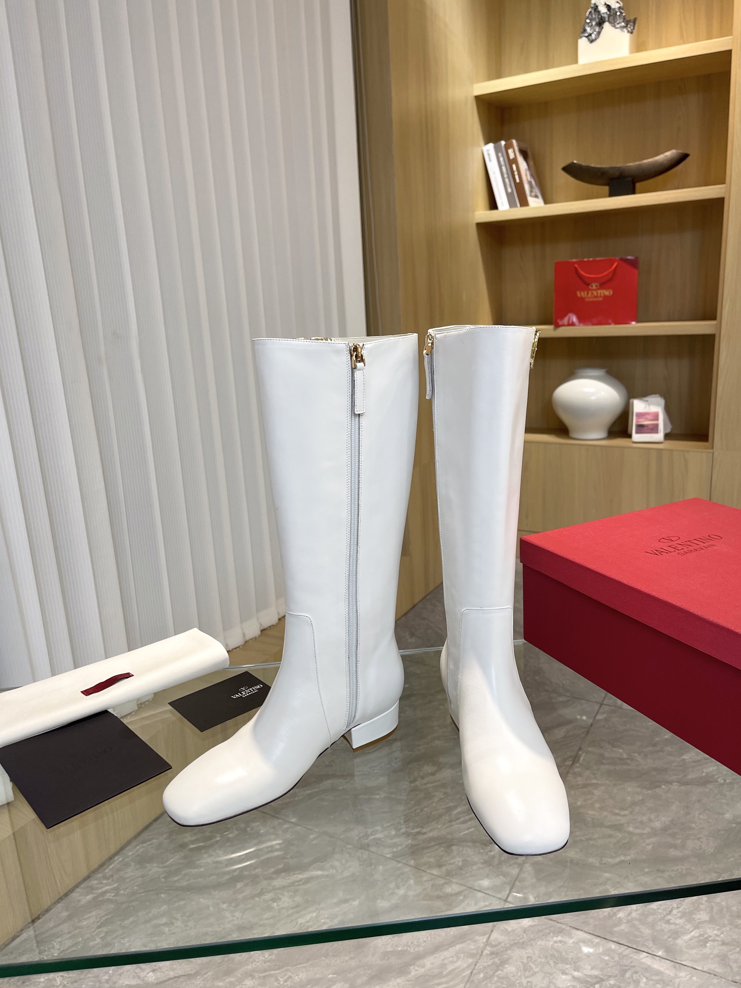 [Valentino] Valentino otoño e invierno [hebilla V grande] moda botas de mujer: en el pie cómodo y ve