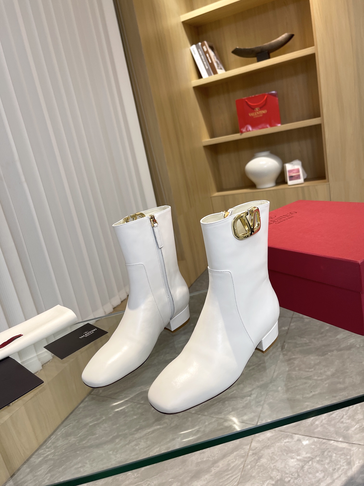 [Valentino] Valentino otoño e invierno [hebilla V grande] moda botas de mujer: en el pie cómodo y ve