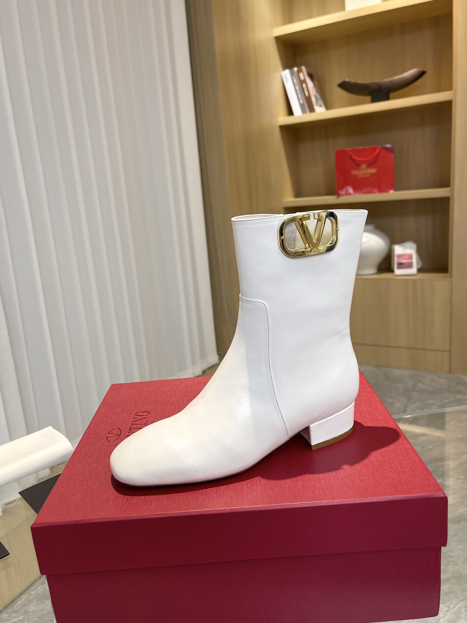 [Valentino] Valentino otoño e invierno [hebilla V grande] moda botas de mujer: en el pie cómodo y ve