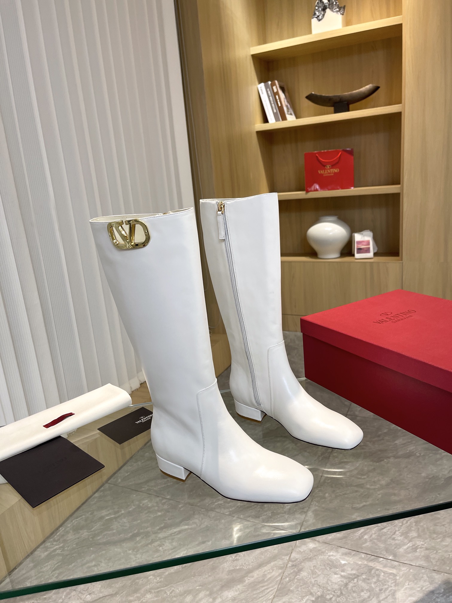 [Valentino] Valentino otoño e invierno [hebilla V grande] moda botas de mujer: en el pie cómodo y ve