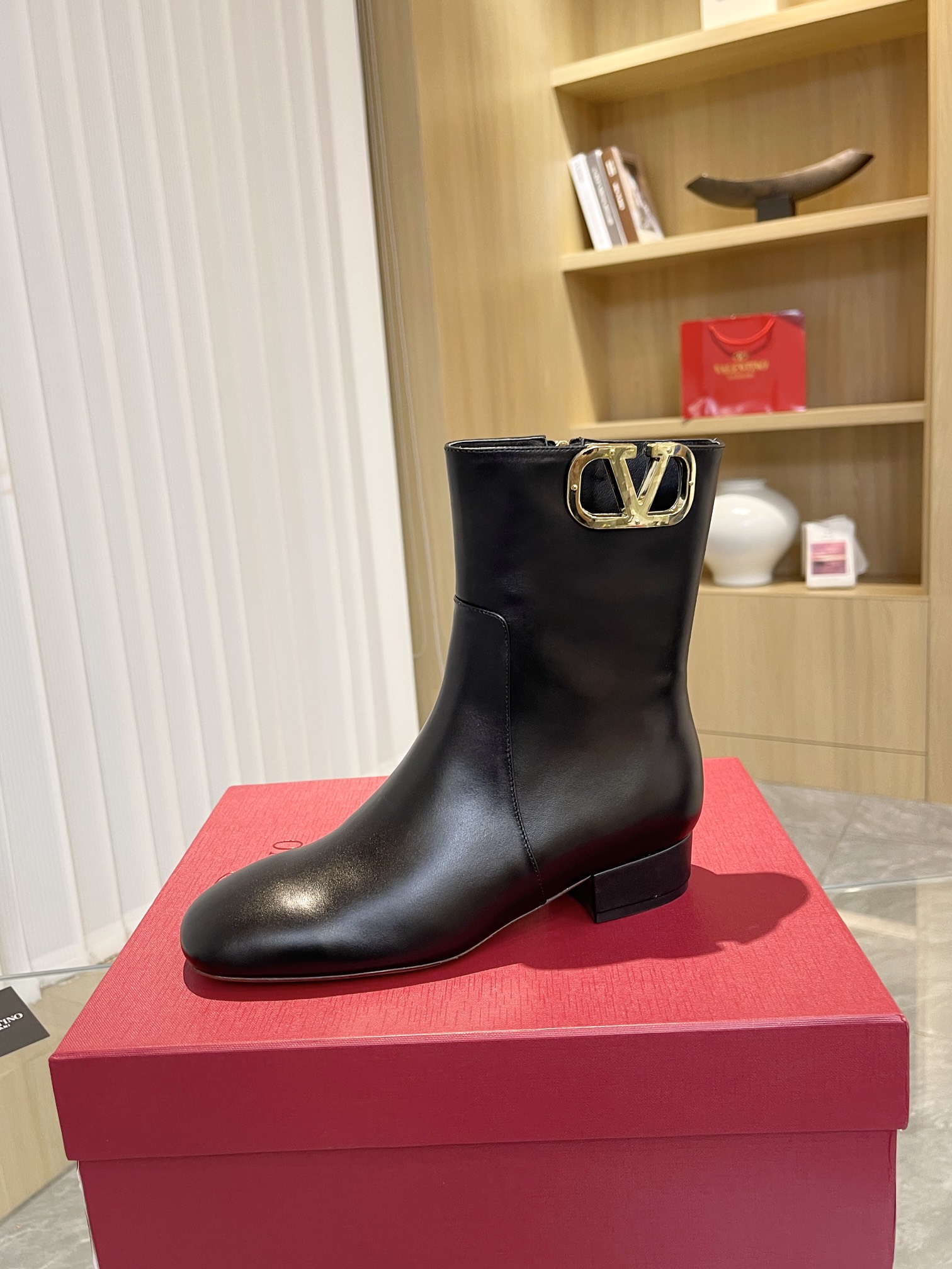 [Valentino] Valentino otoño e invierno [hebilla V grande] moda botas de mujer: en el pie cómodo y ve