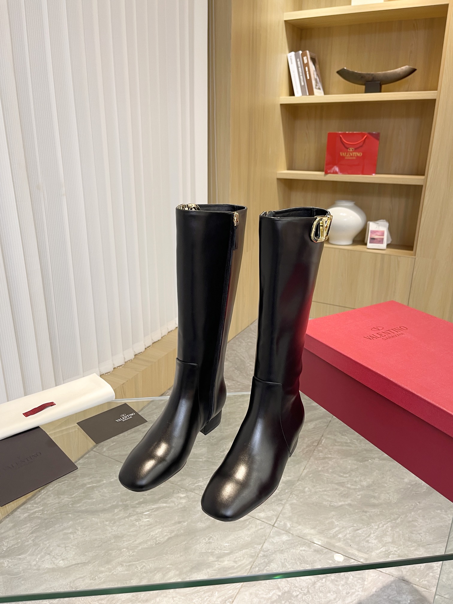 [Valentino] Valentino otoño e invierno [hebilla V grande] moda botas de mujer: en el pie cómodo y ve