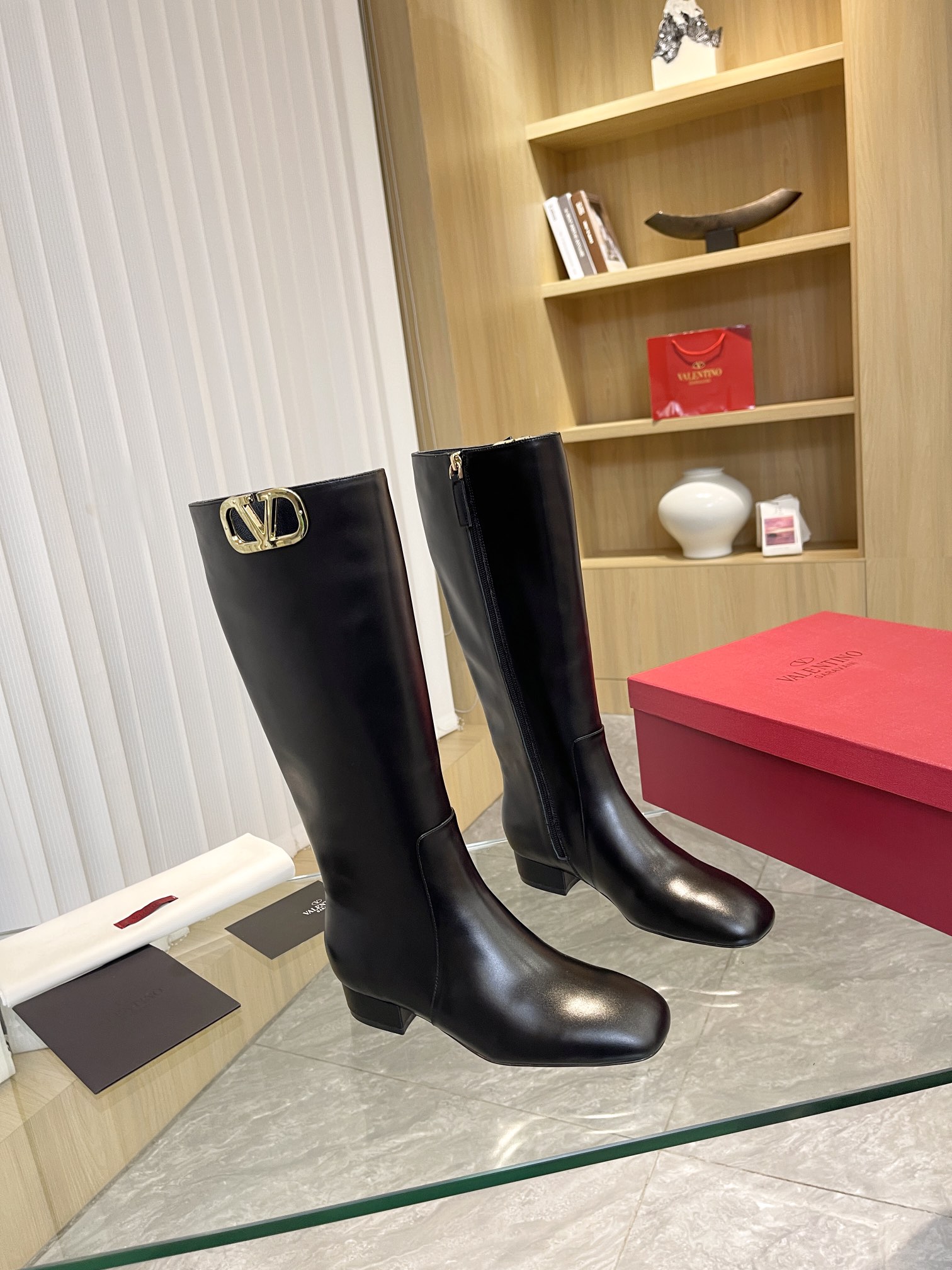 [Valentino] Valentino otoño e invierno [hebilla V grande] moda botas de mujer: en el pie cómodo y ve
