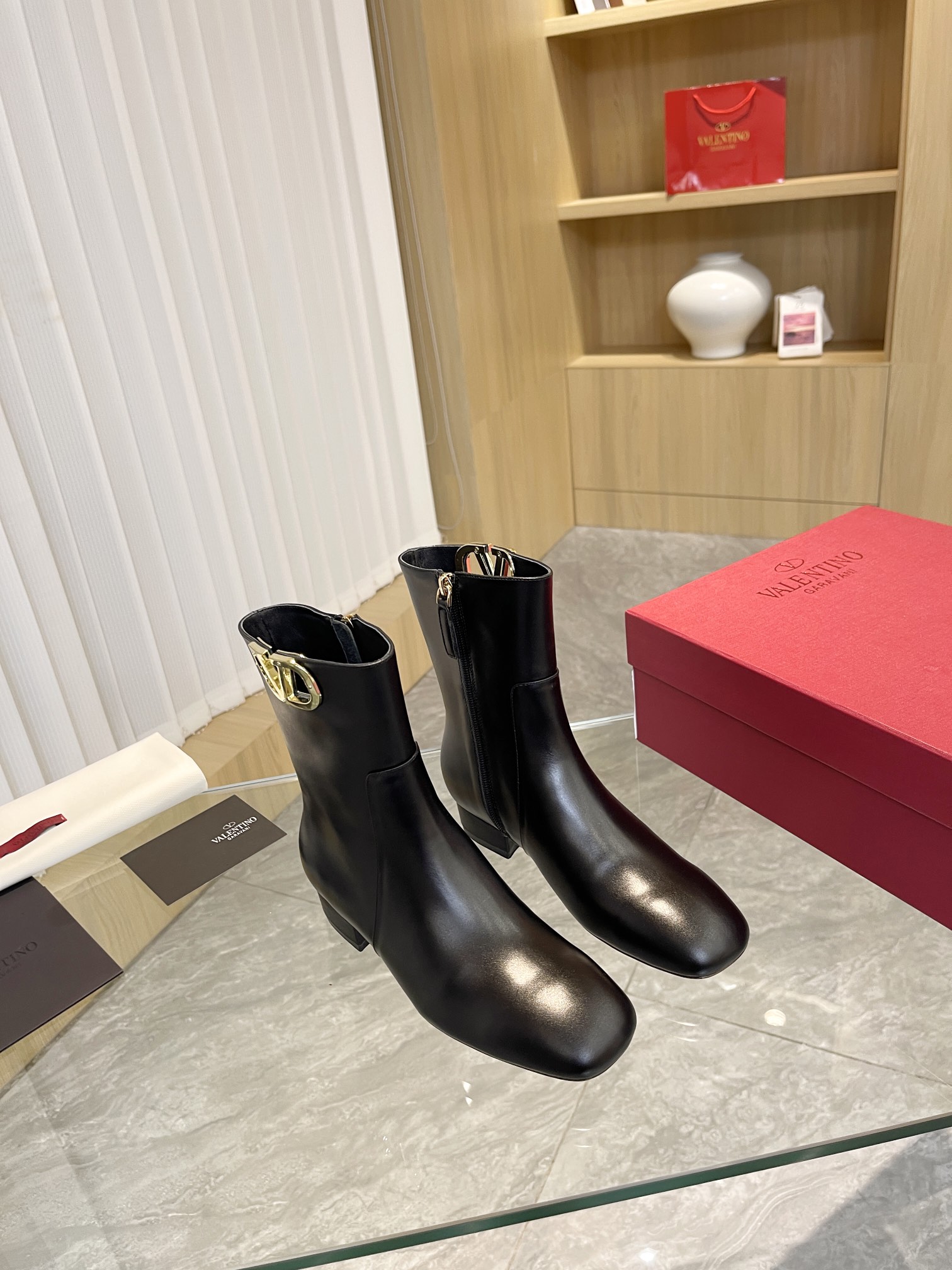 [Valentino] Valentino otoño e invierno [hebilla V grande] moda botas de mujer: en el pie cómodo y ve