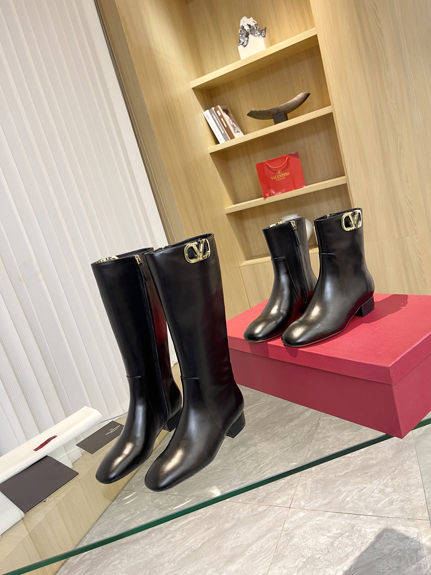 [Valentino] Valentino otoño e invierno [hebilla V grande] moda botas de mujer: en el pie cómodo y ve