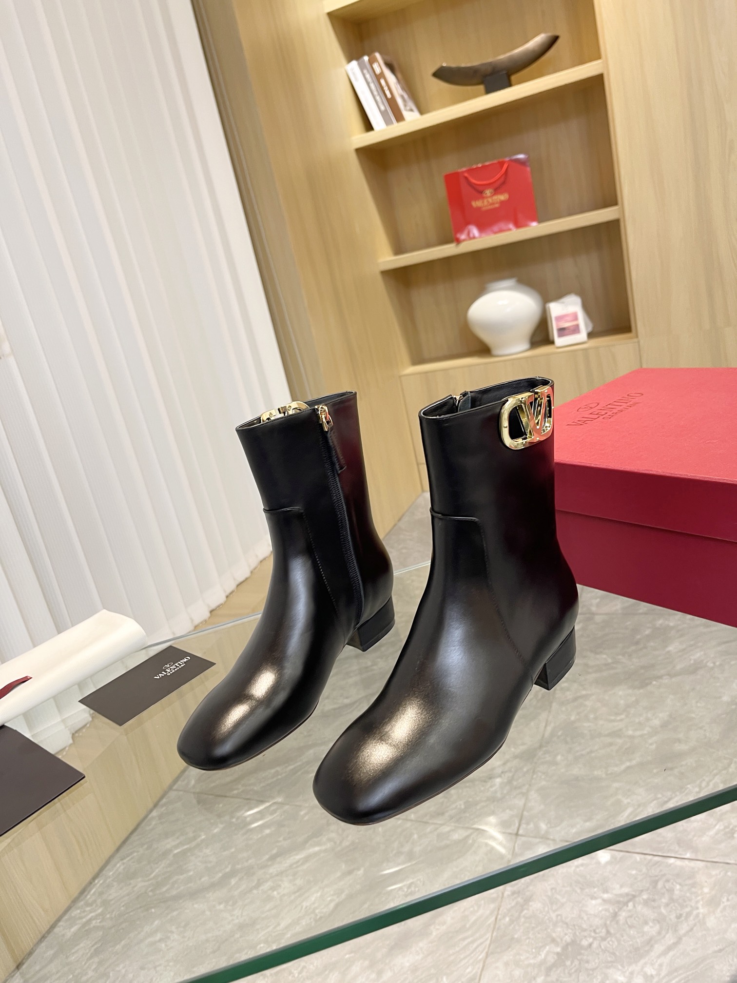 [Valentino] Valentino otoño e invierno [hebilla V grande] moda botas de mujer: en el pie cómodo y ve
