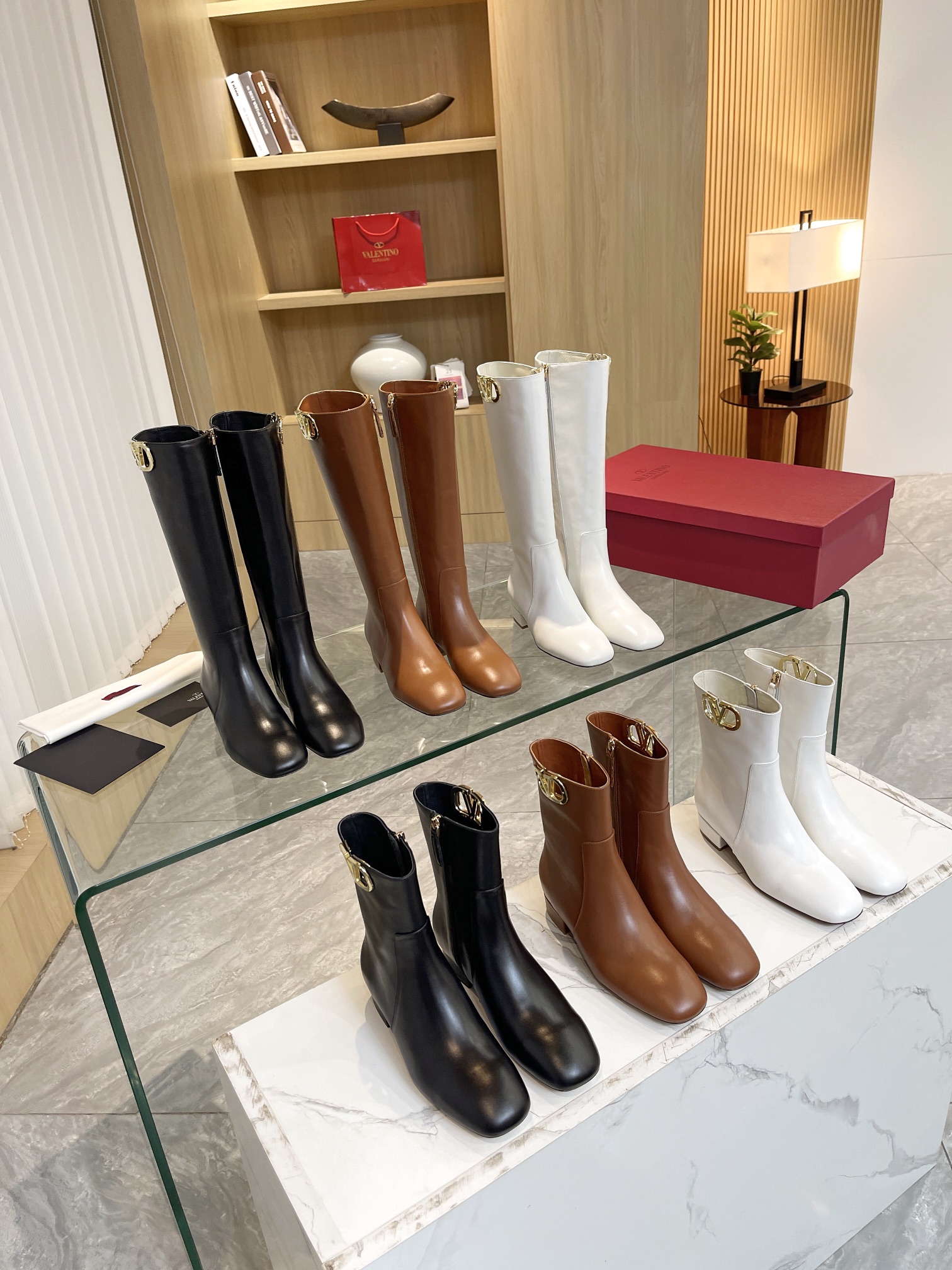 [Valentino] Valentino otoño e invierno [hebilla V grande] moda botas de mujer: en el pie cómodo y ve