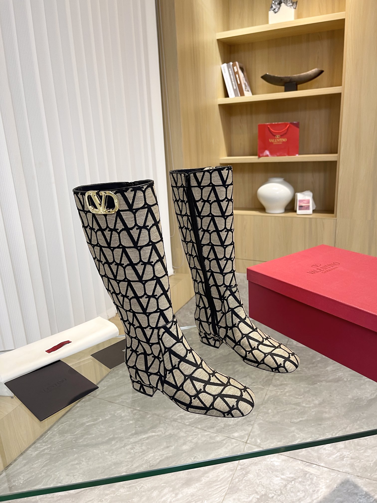 [Valentino] Valentino único [V patrón de impresión de tela estándar] con metal de oro claro [gran he