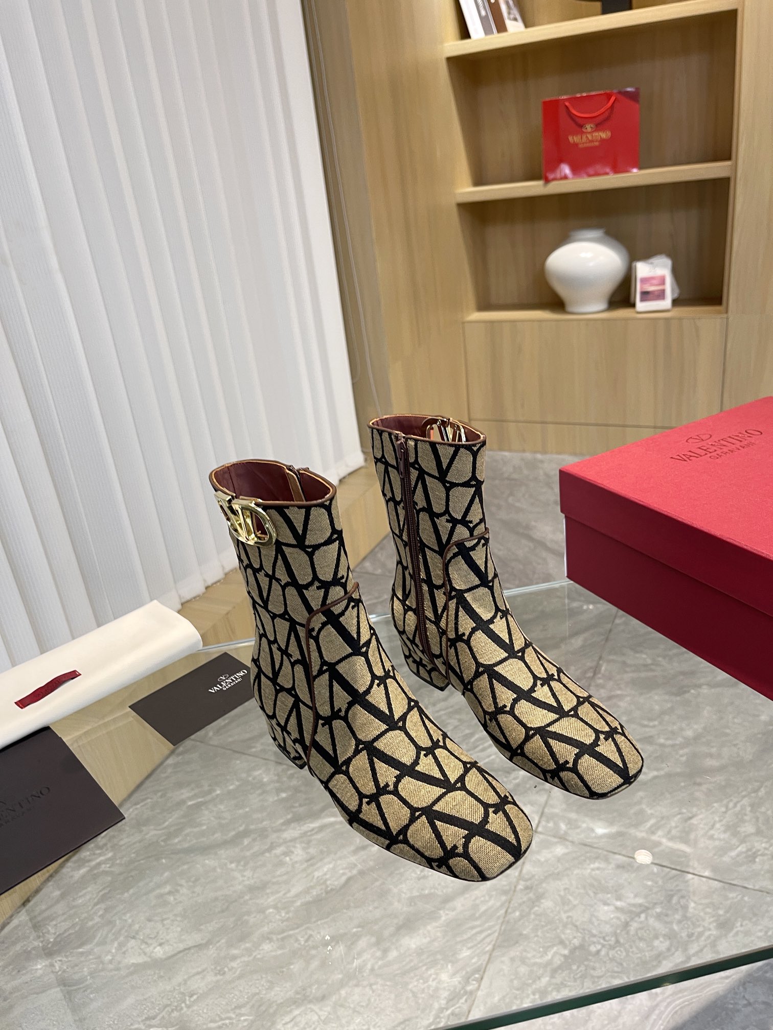 [Valentino] Valentino único [V patrón de impresión de tela estándar] con metal de oro claro [gran he