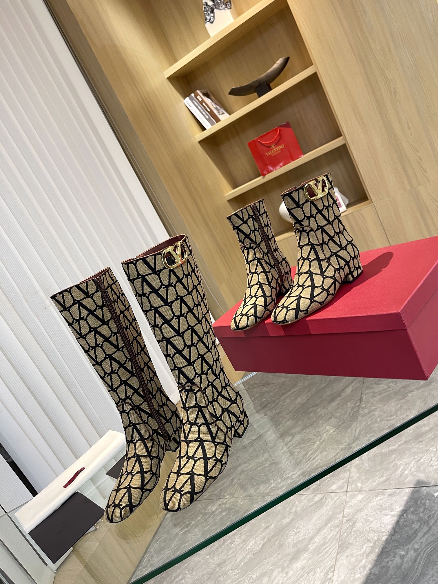 [Valentino] Valentino único [V patrón de impresión de tela estándar] con metal de oro claro [gran he