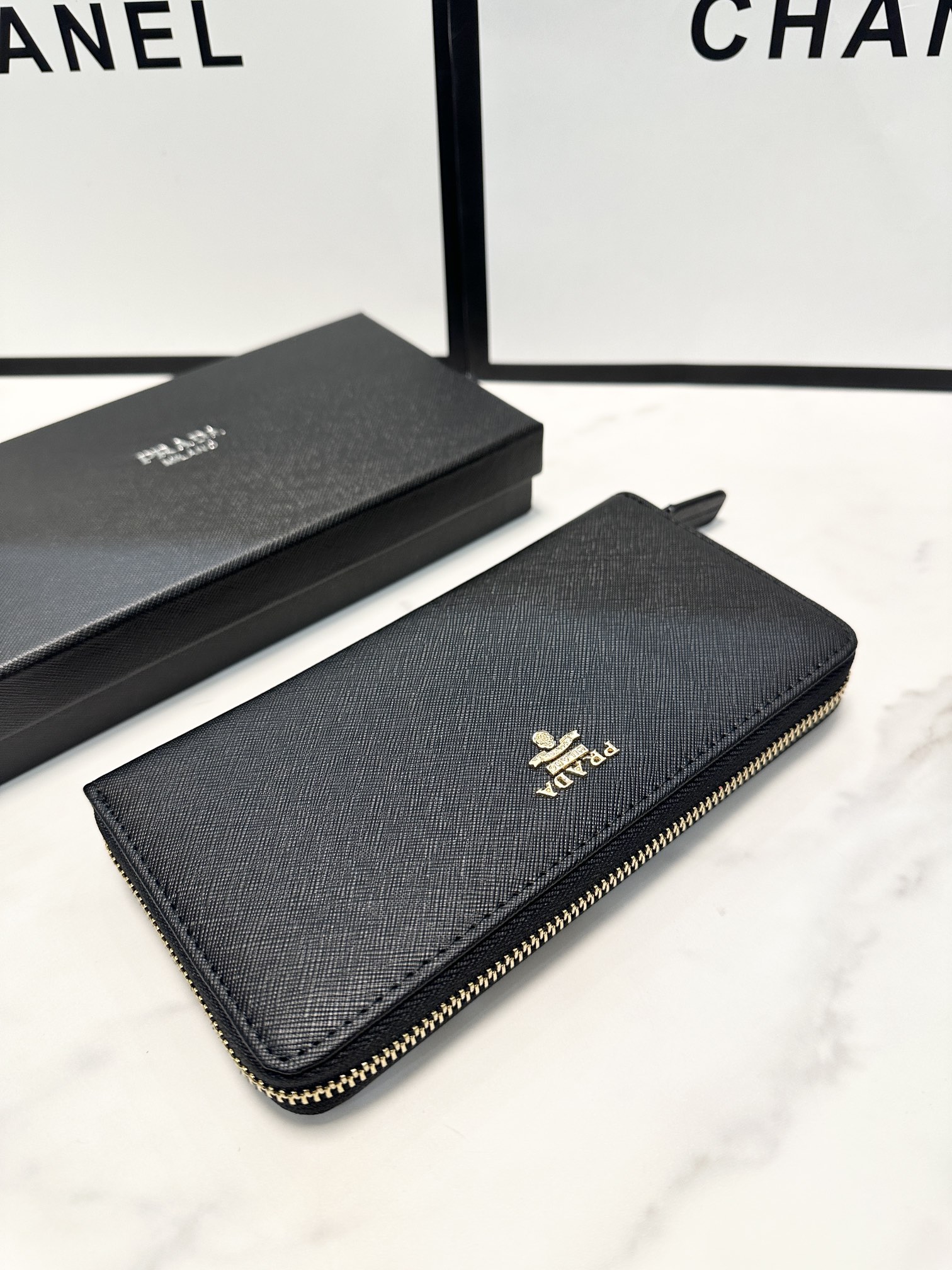 プラダ 十字纹牛皮 ブラック 20x10 cm 高級感溢れるデザイン