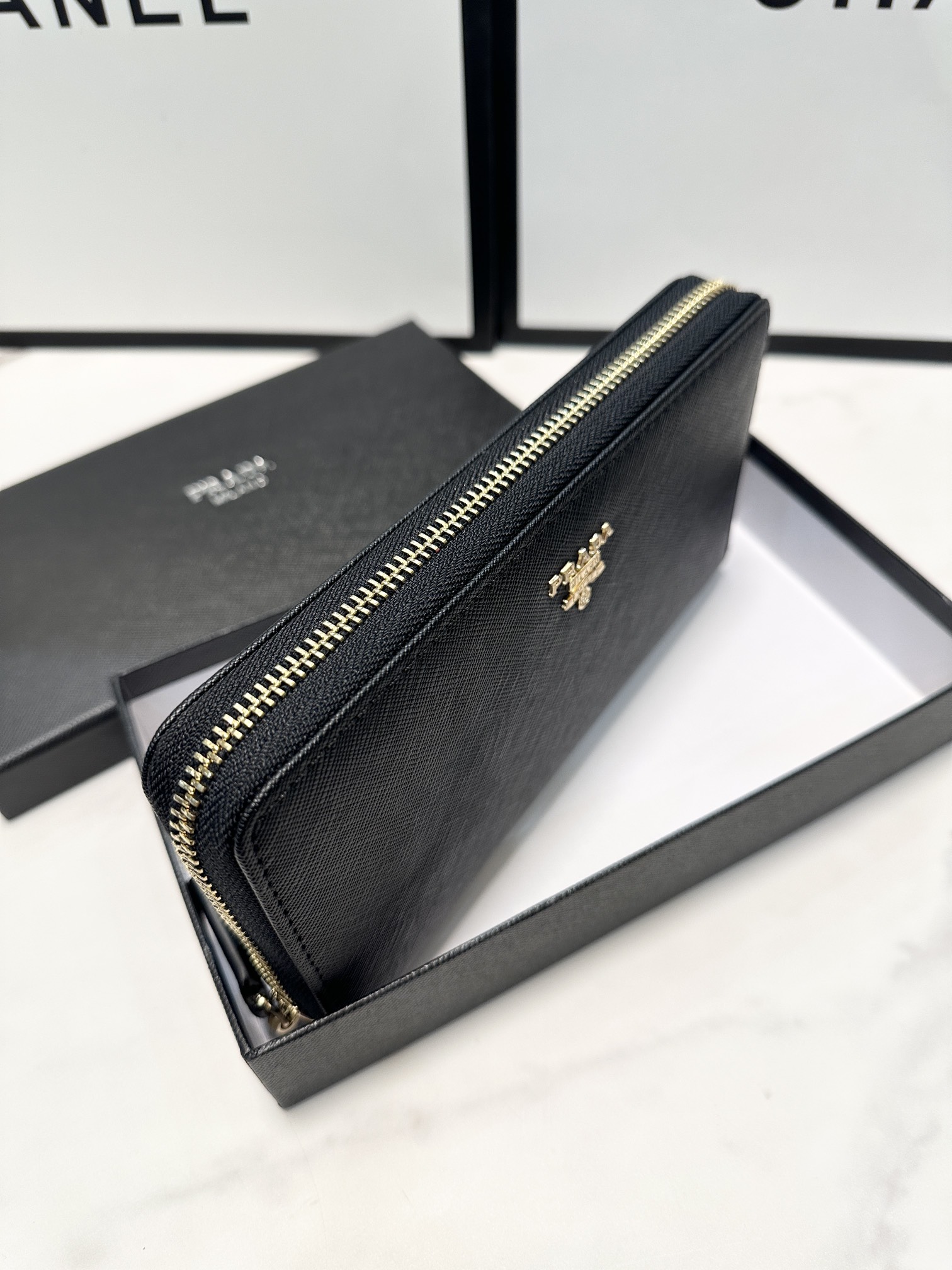 プラダ 十字纹牛皮 ブラック 20x10 cm 高級感溢れるデザイン