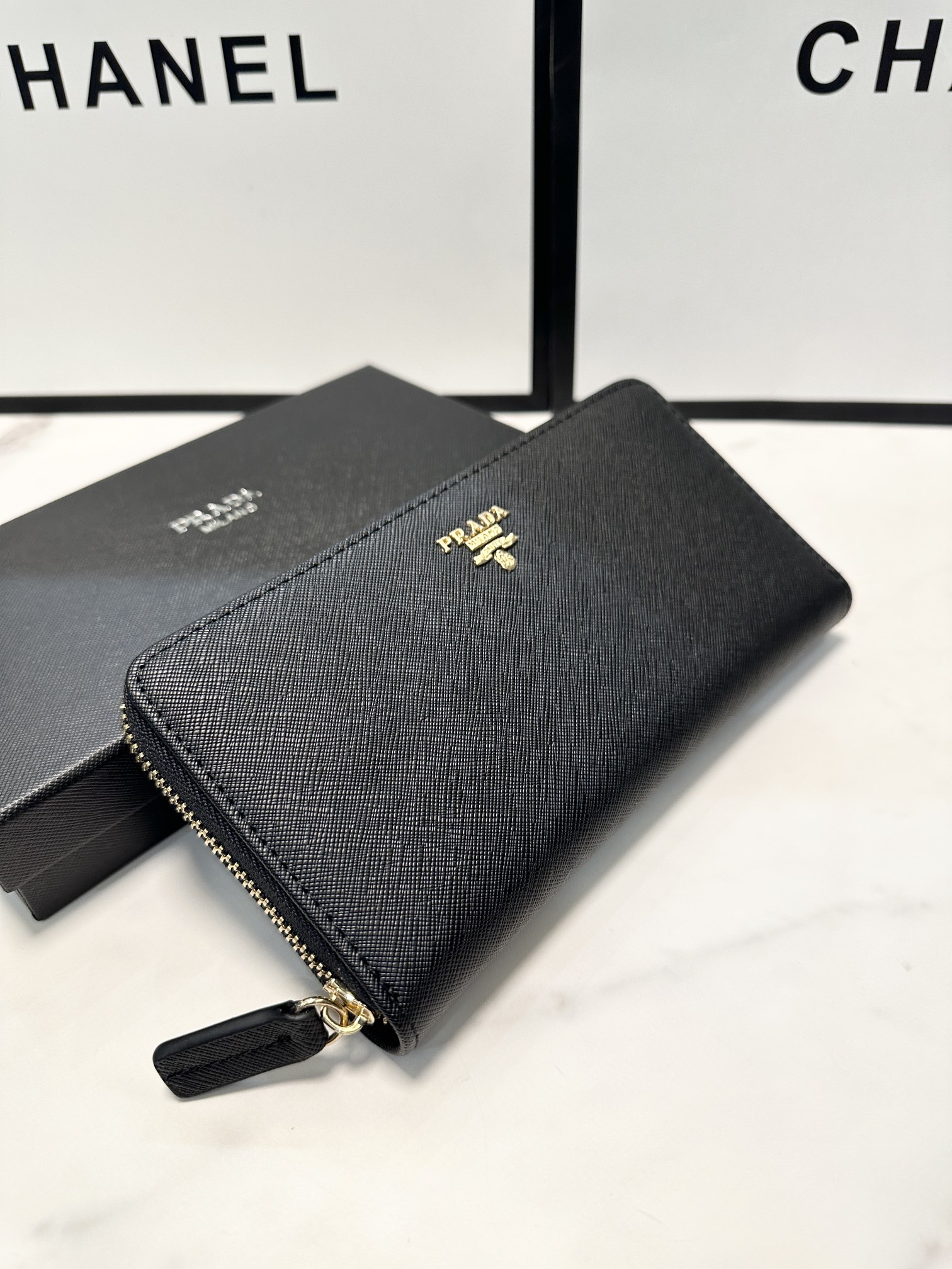 プラダ 十字纹牛皮 ブラック 20x10 cm 高級感溢れるデザイン