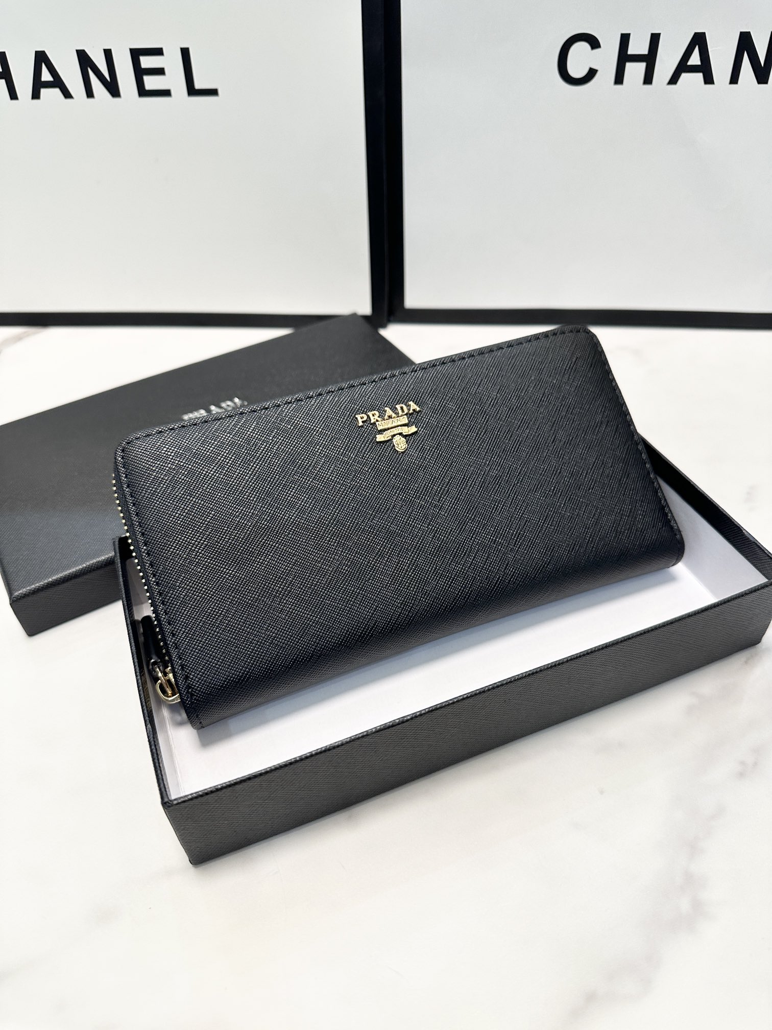 プラダ 十字纹牛皮 ブラック 20x10 cm 高級感溢れるデザイン