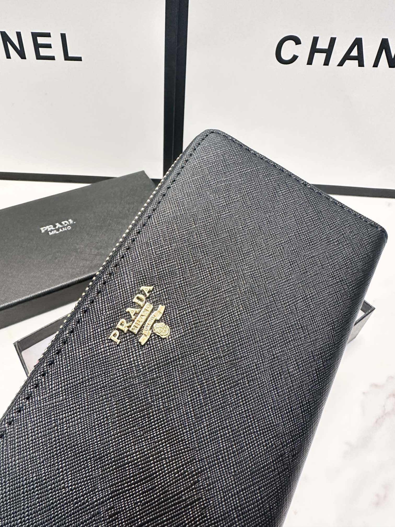 プラダ 十字纹牛皮 ブラック 20x10 cm 高級感溢れるデザイン