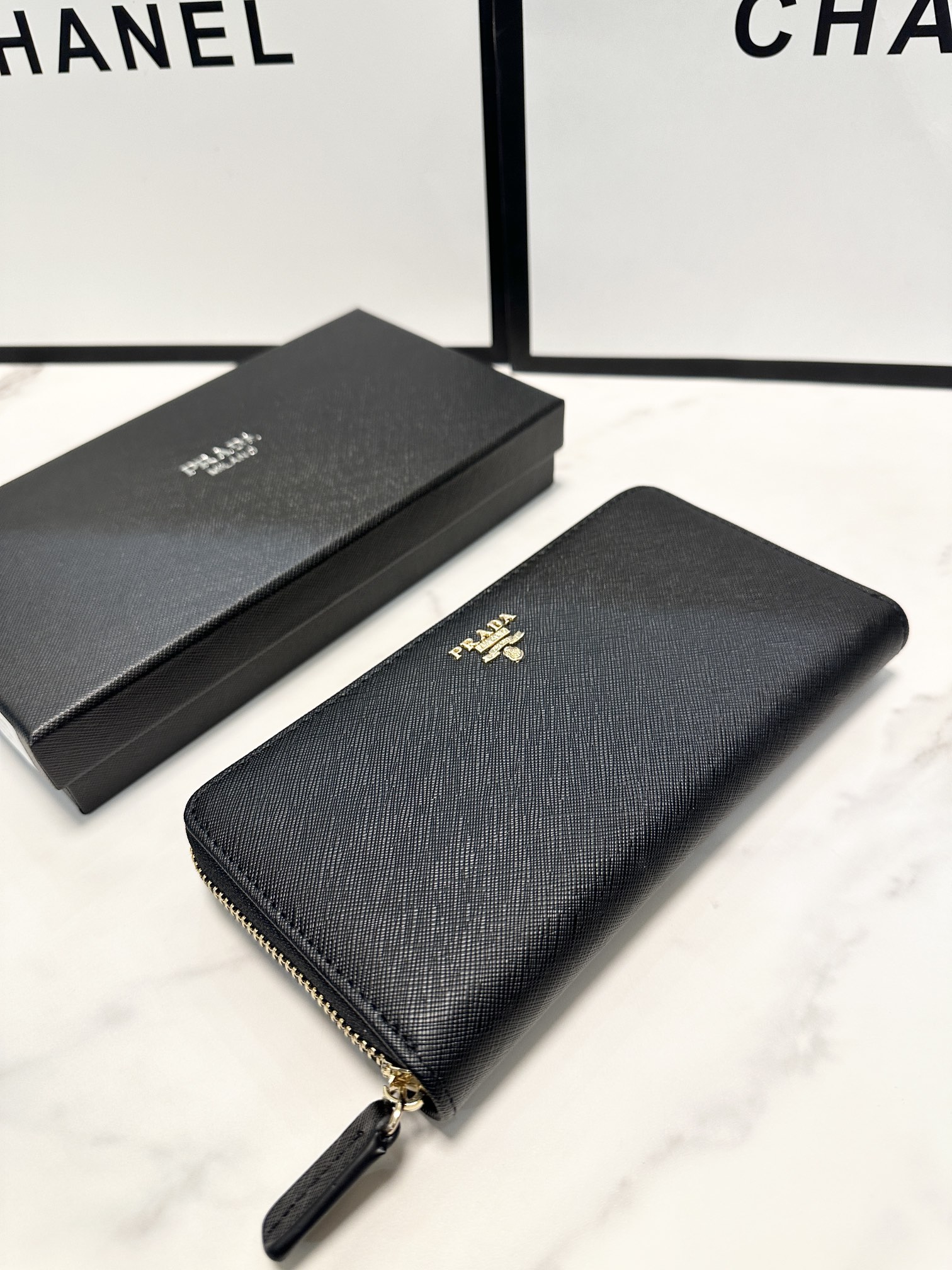 プラダ 十字纹牛皮 ブラック 20x10 cm 高級感溢れるデザイン