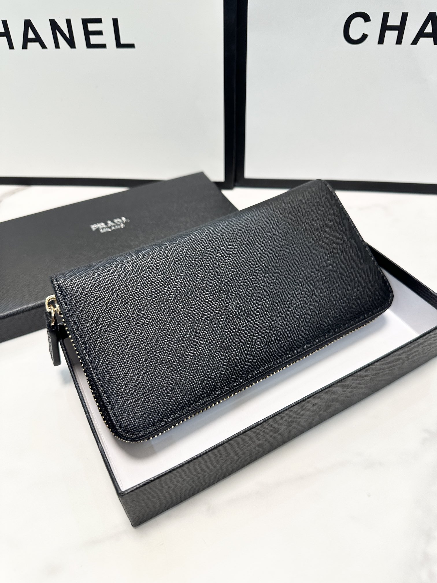 プラダ 十字纹牛皮 ブラック 20x10 cm 高級感溢れるデザイン