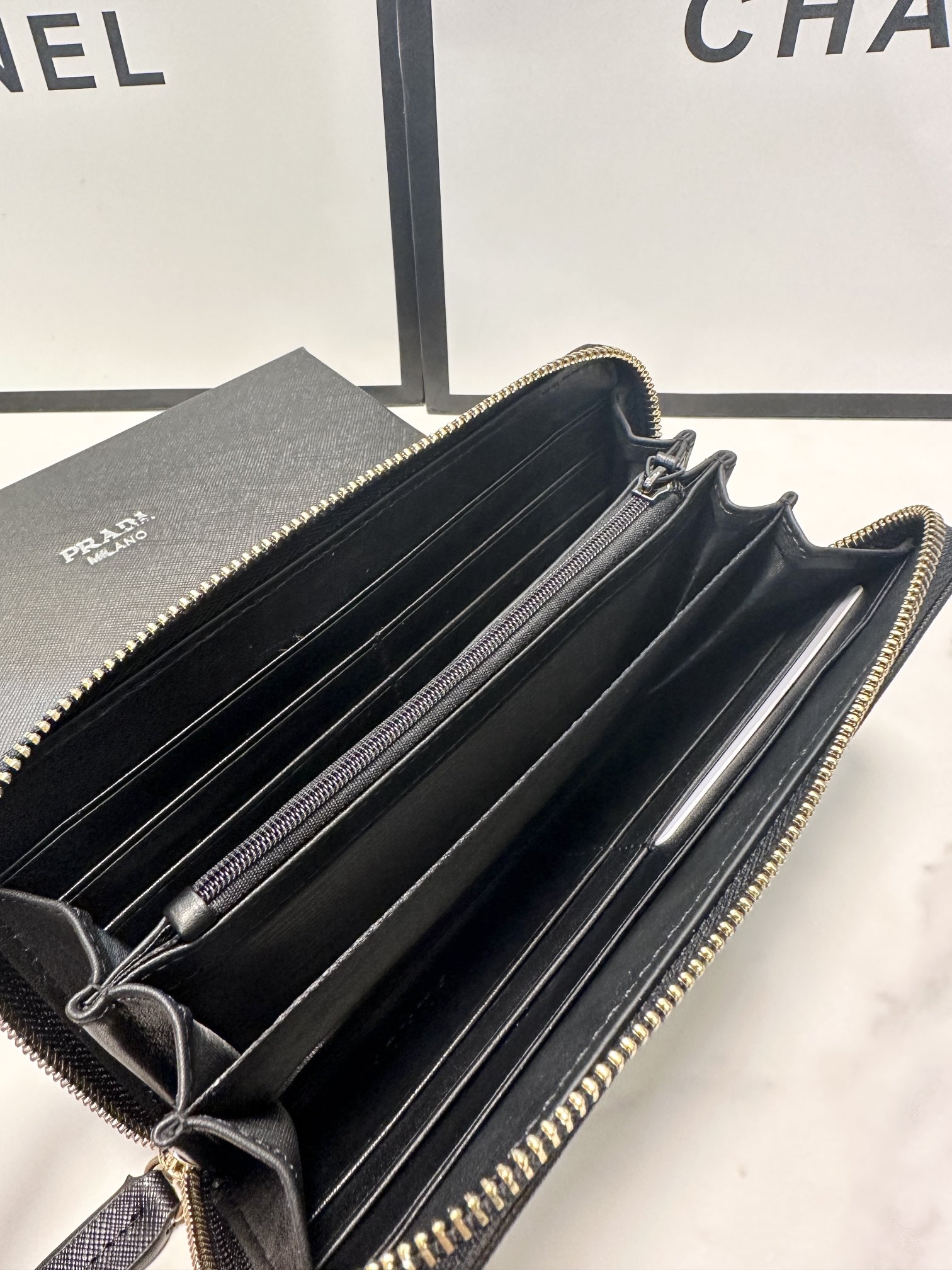 プラダ 十字纹牛皮 ブラック 20x10 cm 高級感溢れるデザイン