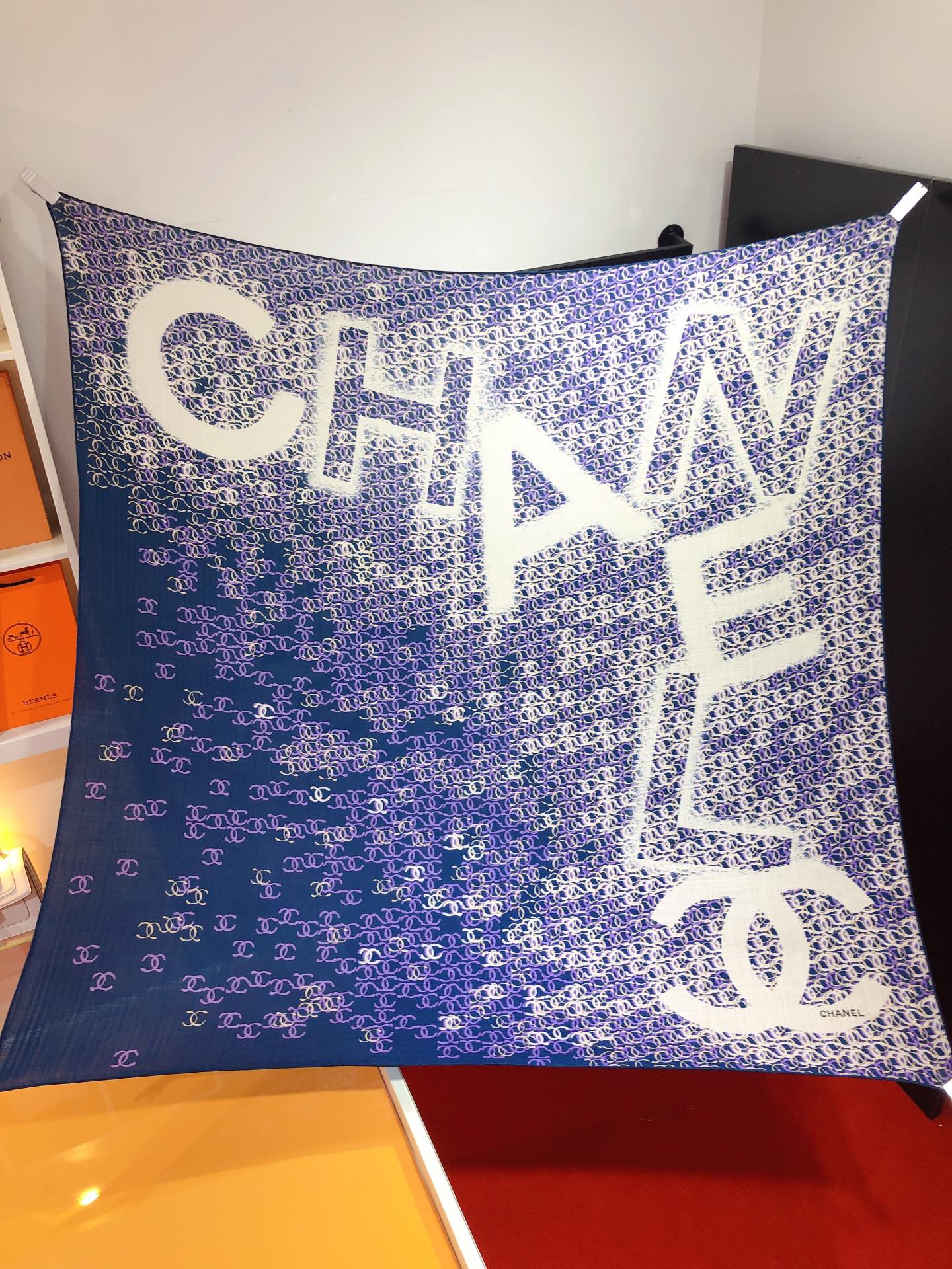 NO:169637,RCC2326 original single small fragrance 140cm velvet square scarf, made of classic cashmere and silk blend fabric, soft and light, easy to wear. It is an ideal companion for cold or slightly cool nights, providing you with warm care... Super value for rewards that will definitely scream counter quality This model is the top visual feast Top silk cashmere blended herringbone pattern is as soft and silky as velvet, making it a unique and precious existence. The overseas counters are absolutely top-notch!  Special channel goods sold one less [Specification 140x140cm 70 cashmere 30 silk], high-version scarf, real silk19860909RCC2326原单小香140cm丝绒方巾,采用经典山羊绒和真丝混纺面料,柔软轻盈,佩戴方便.它是寒冷时分或微凉夜间的理想伴侣,为您提供温暖呵护.……超值回馈绝对会尖叫的专柜品质此款是顶级视觉盛宴顶级真丝羊绒混纺人字纹如天鹅绒般柔软丝滑,使之成为独一无二的珍贵存在.海外专柜同步绝对的顶级好货！特殊渠道货卖一个少一个【规格140x140cm 70羊绒30真丝】,高版本围巾,real silk,scarf