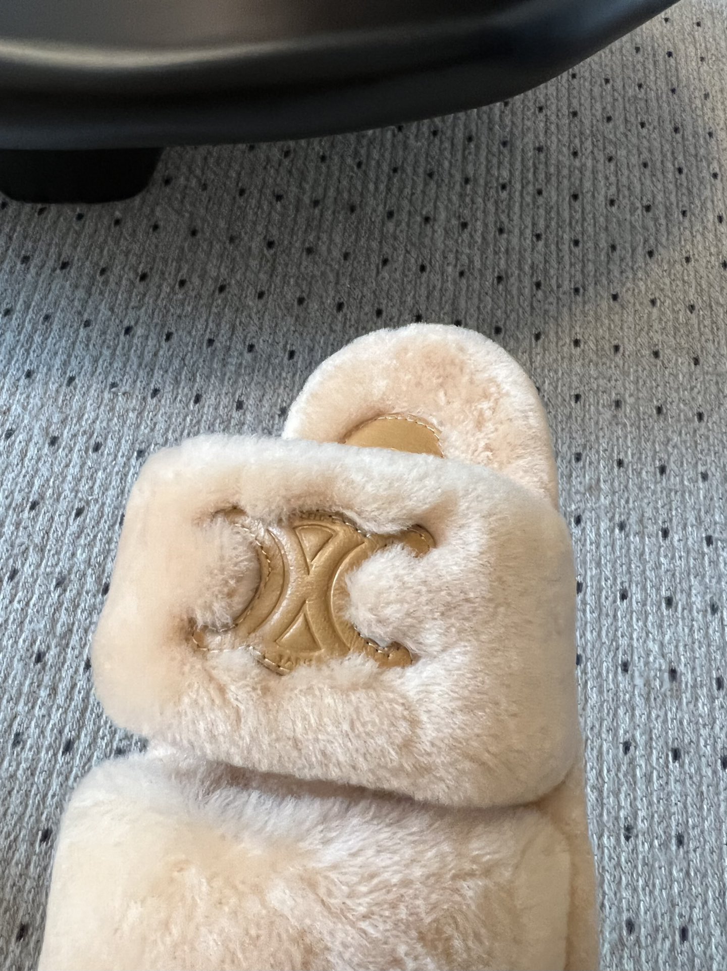 Celine aw 毛毛拖毛茸茸的太可爱了 上脚超级舒服 超级软 有点小增高。最好版本 今年毛毛拖必入款