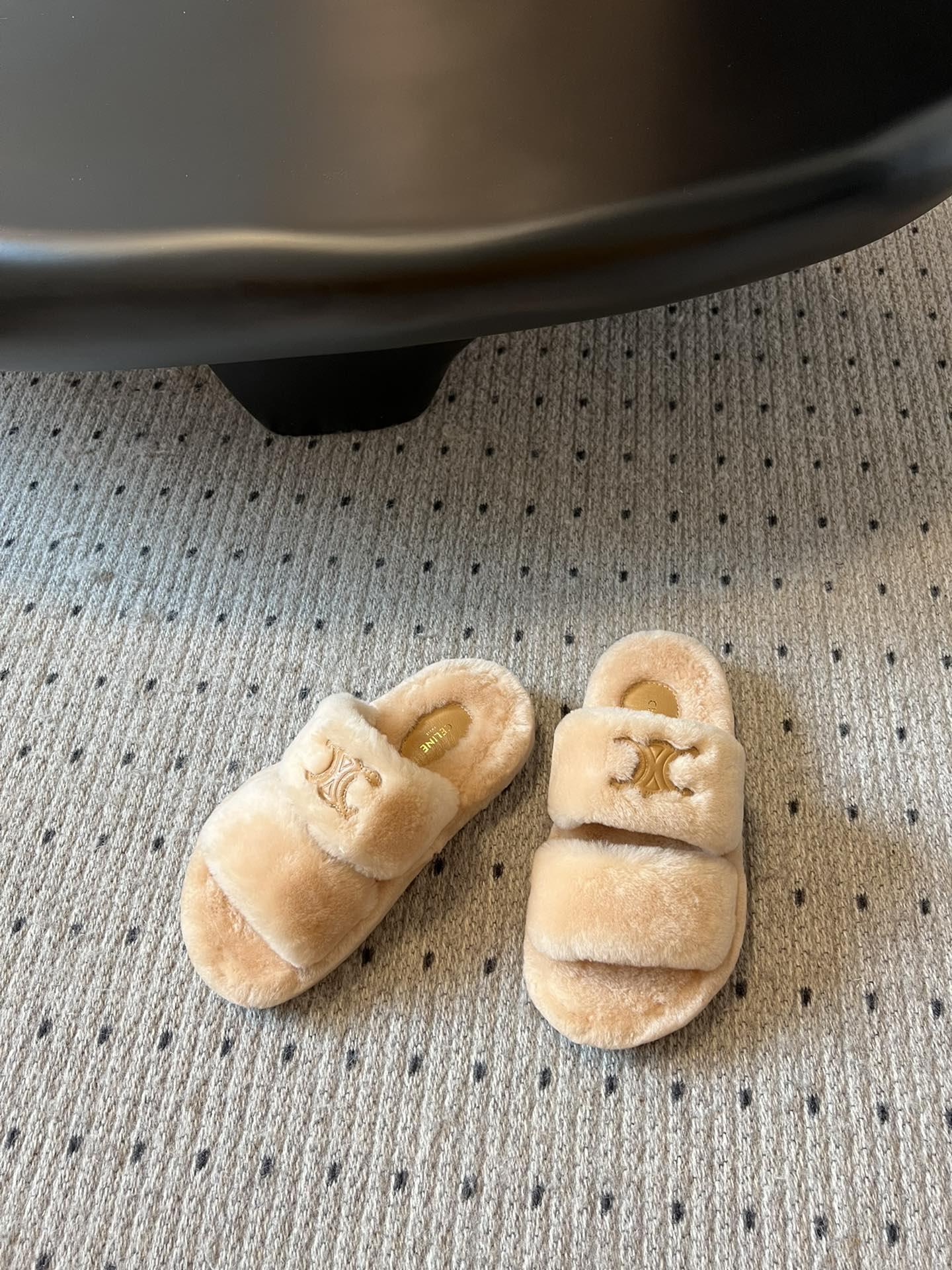 Celine aw 毛毛拖毛茸茸的太可爱了 上脚超级舒服 超级软 有点小增高。最好版本 今年毛毛拖必入款