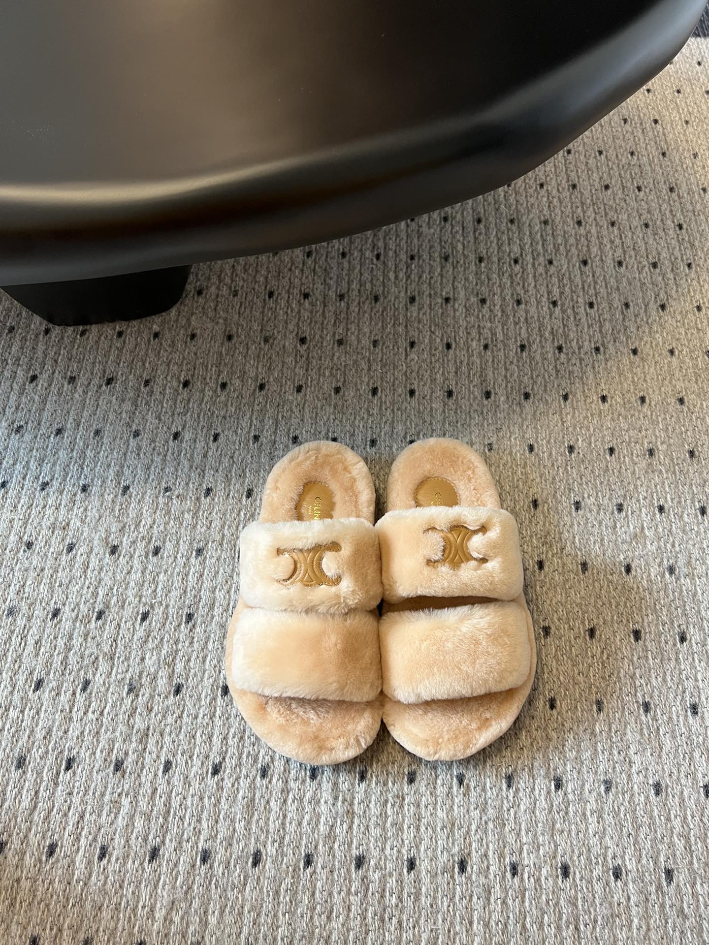 Celine aw 毛毛拖毛茸茸的太可爱了 上脚超级舒服 超级软 有点小增高。最好版本 今年毛毛拖必入款