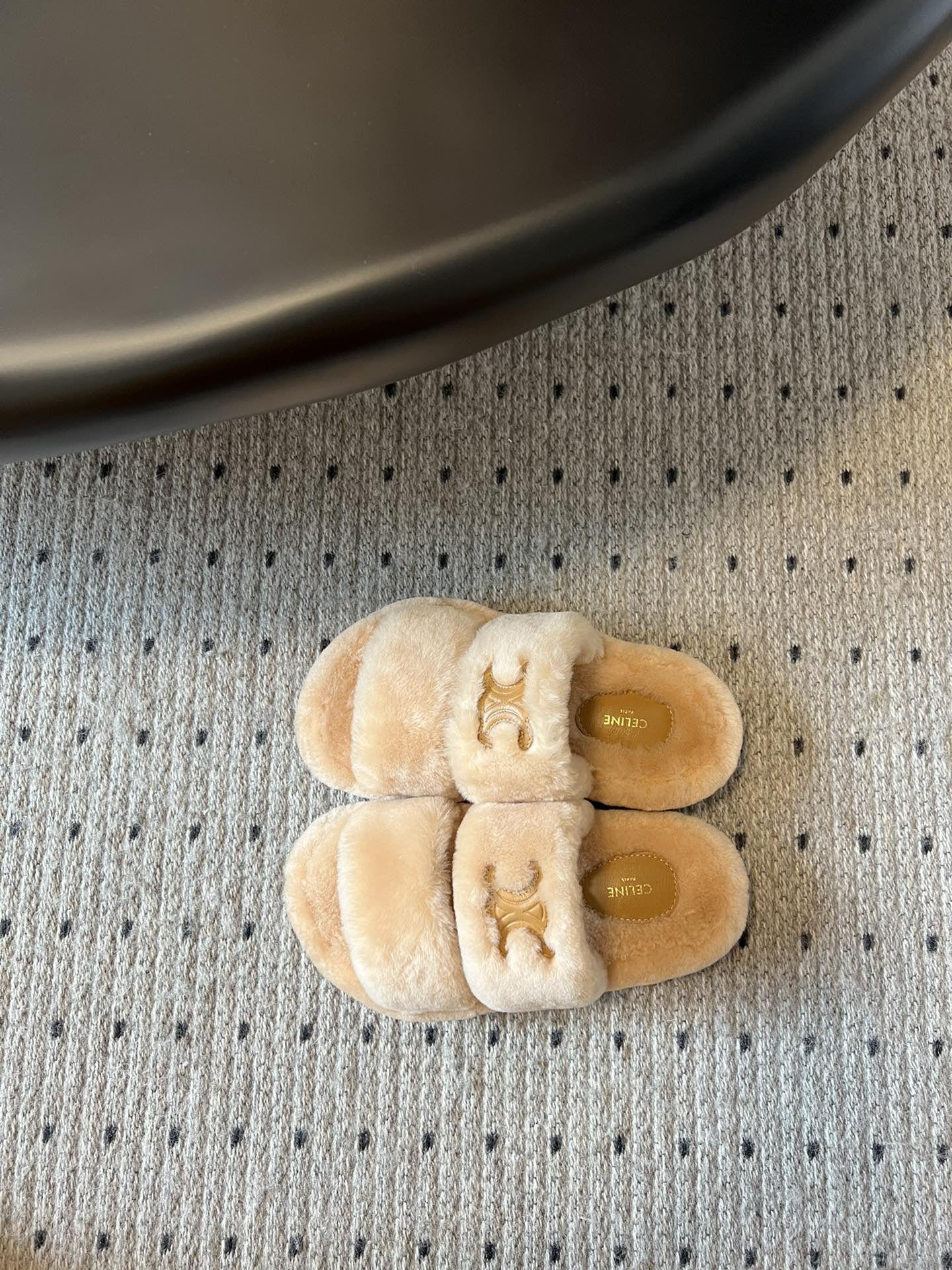 Celine aw 毛毛拖毛茸茸的太可爱了 上脚超级舒服 超级软 有点小增高。最好版本 今年毛毛拖必入款