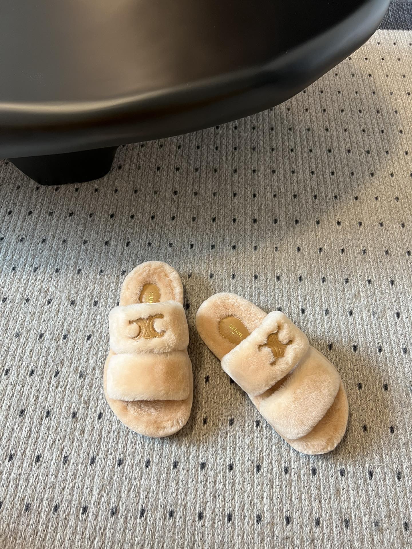 Celine aw 毛毛拖毛茸茸的太可爱了 上脚超级舒服 超级软 有点小增高。最好版本 今年毛毛拖必入款