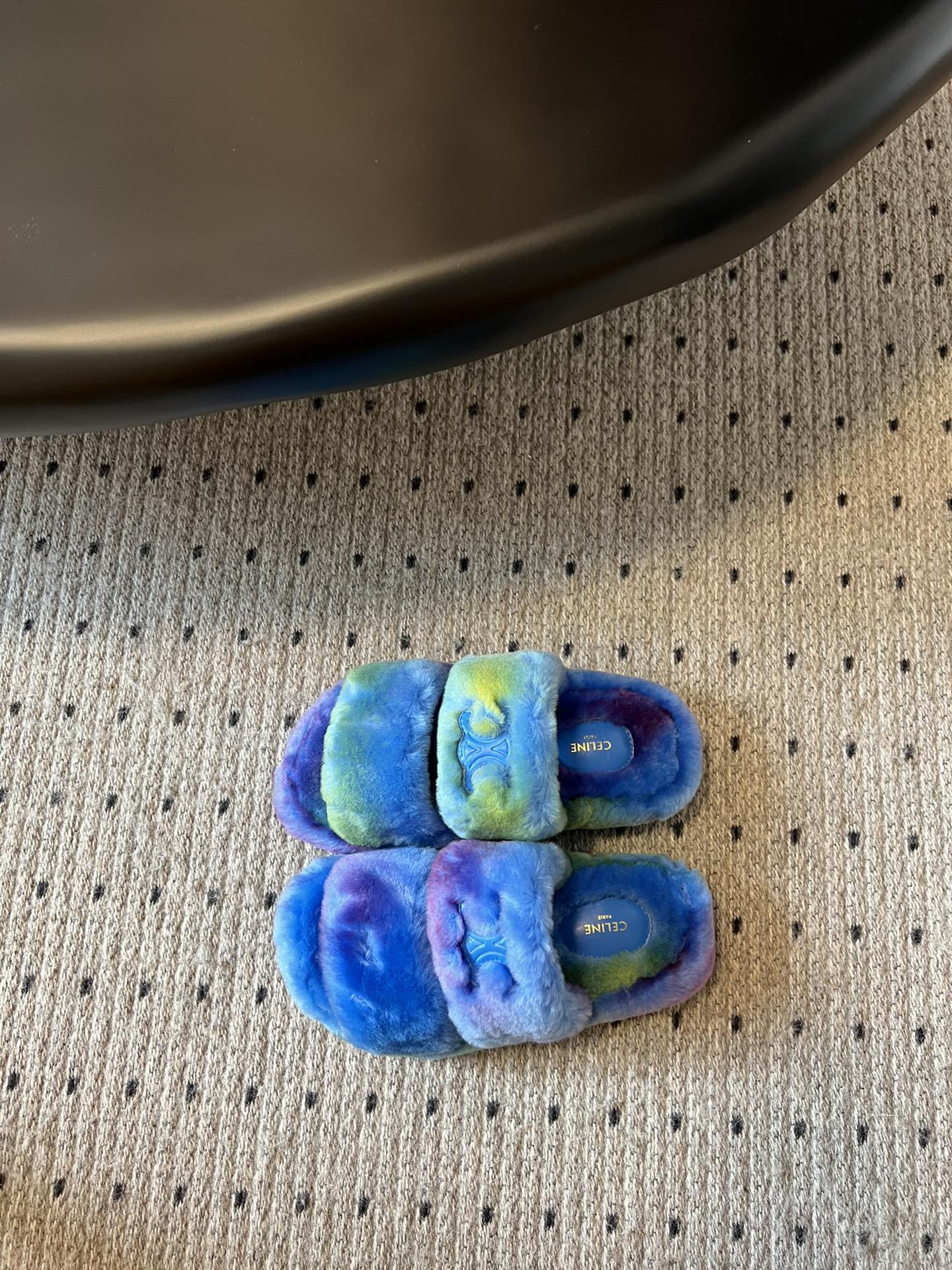 独家代购级 Celine /aw 毛毛拖毛茸茸的太可爱了 上脚超级舒服 超级软 有点小增高。最好版本 今