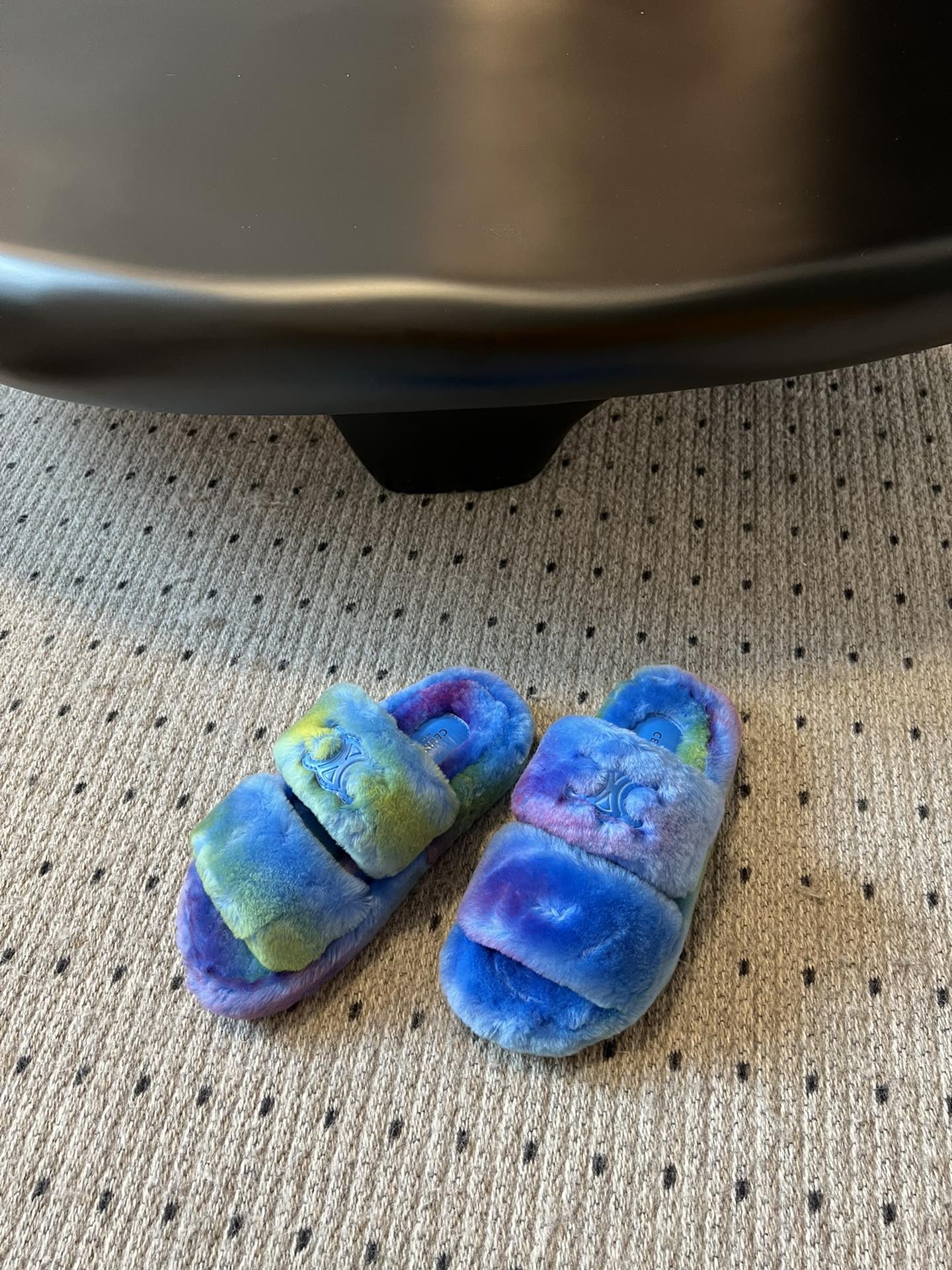 独家代购级 Celine /aw 毛毛拖毛茸茸的太可爱了 上脚超级舒服 超级软 有点小增高。最好版本 今