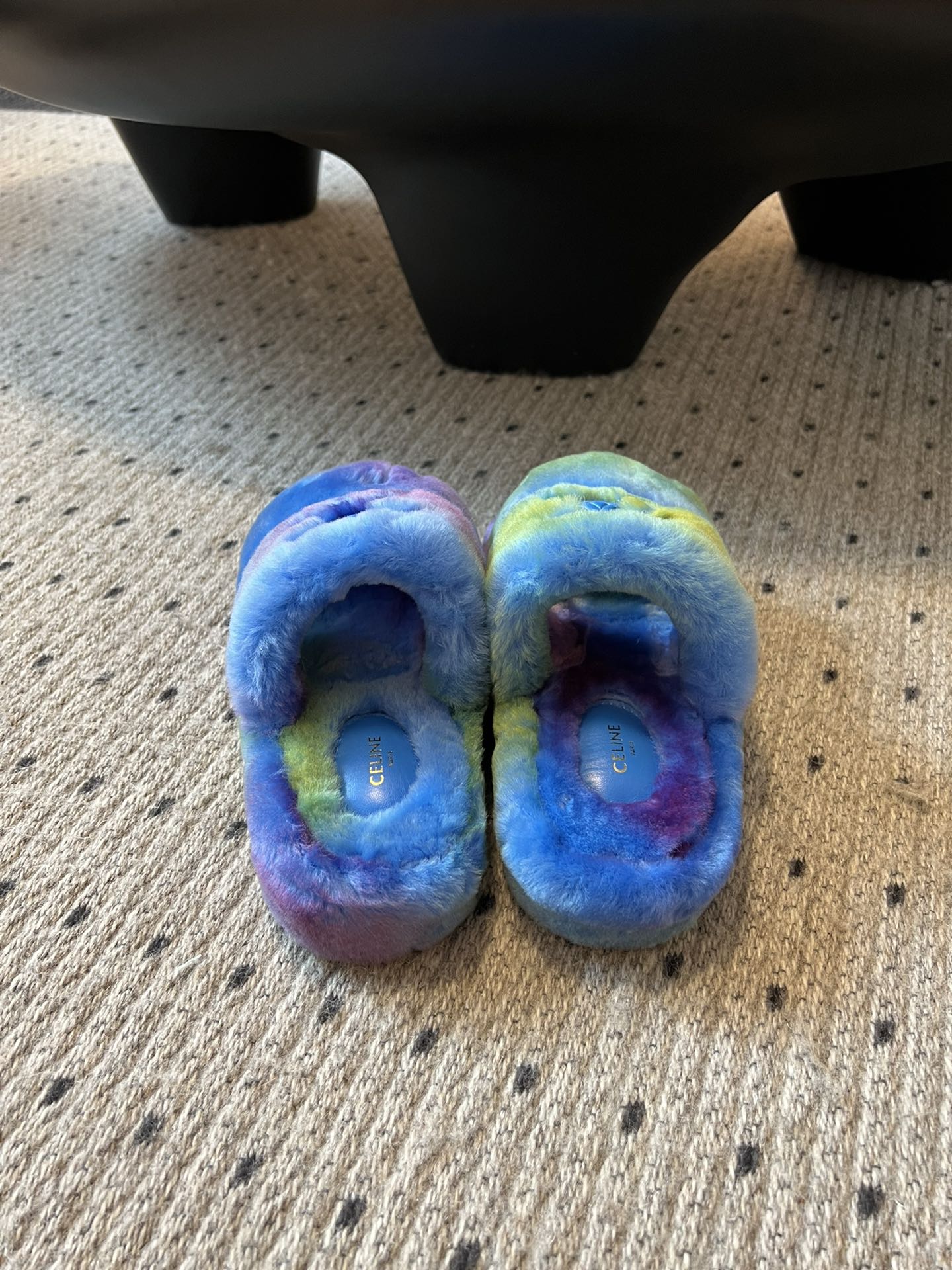 独家代购级 Celine /aw 毛毛拖毛茸茸的太可爱了 上脚超级舒服 超级软 有点小增高。最好版本 今