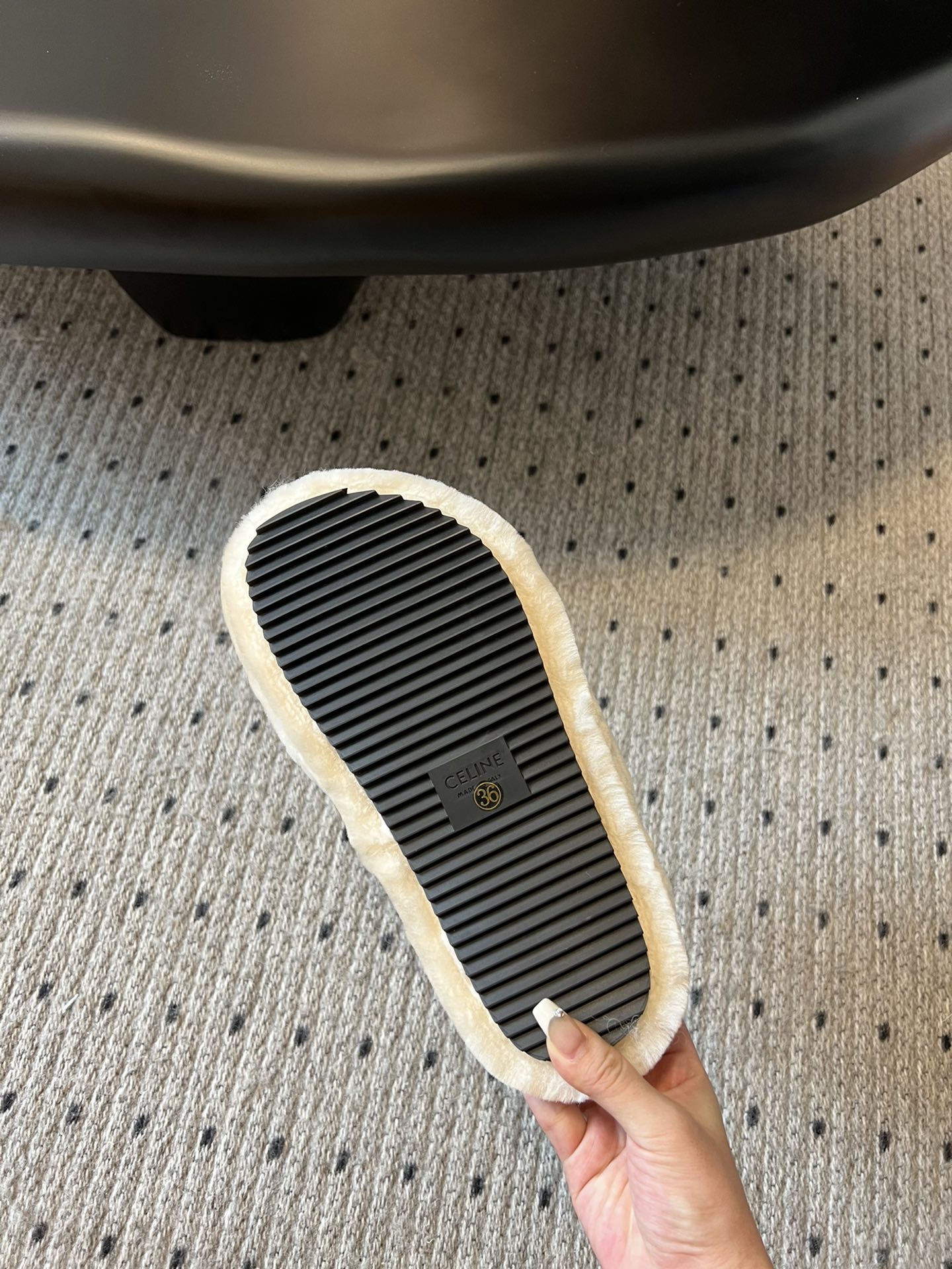 独家代购级 Celine /aw 毛毛拖毛茸茸的太可爱了 上脚超级舒服 超级软 有点小增高。最好版本 今