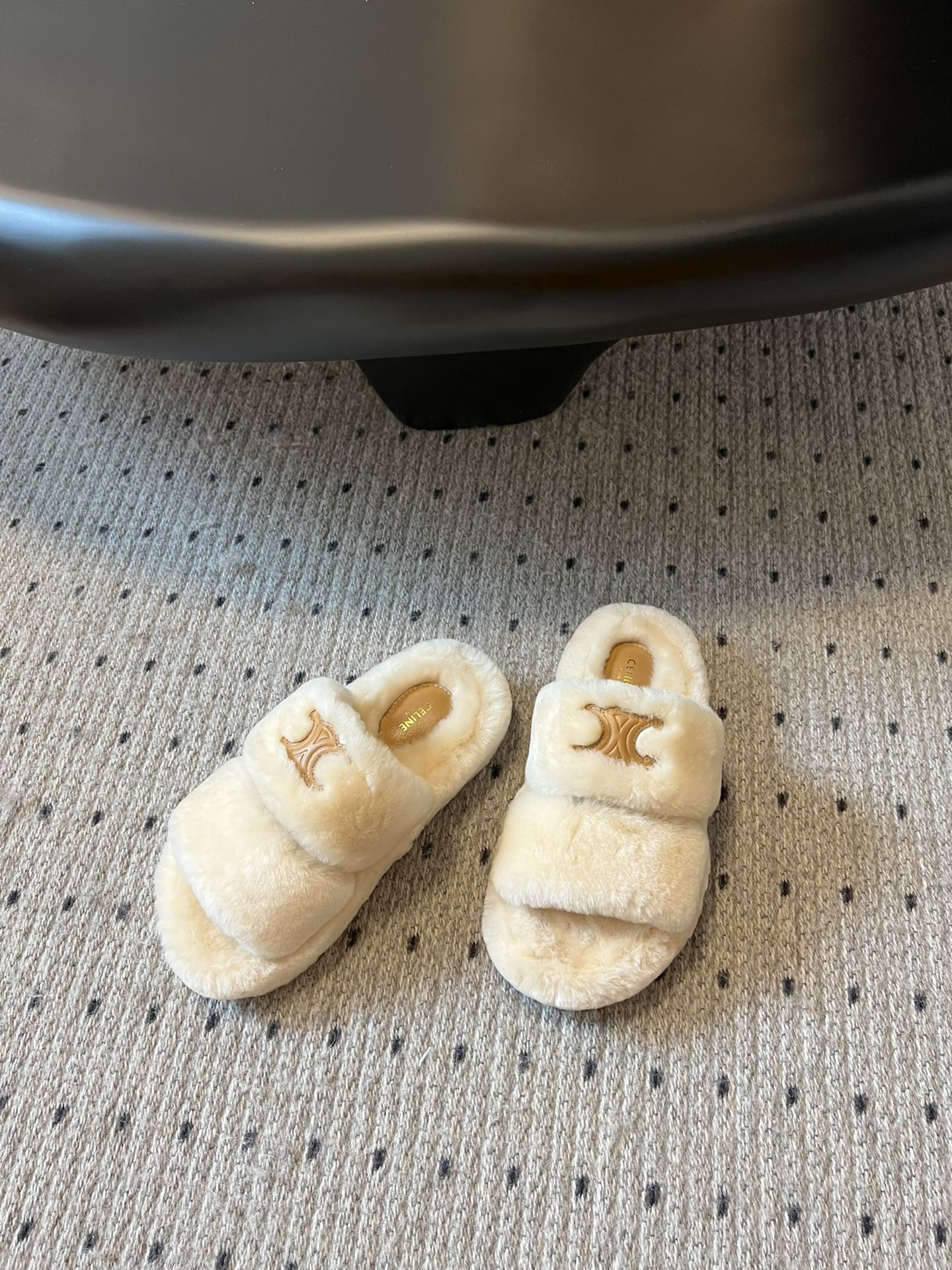 独家代购级 Celine /aw 毛毛拖毛茸茸的太可爱了 上脚超级舒服 超级软 有点小增高。最好版本 今
