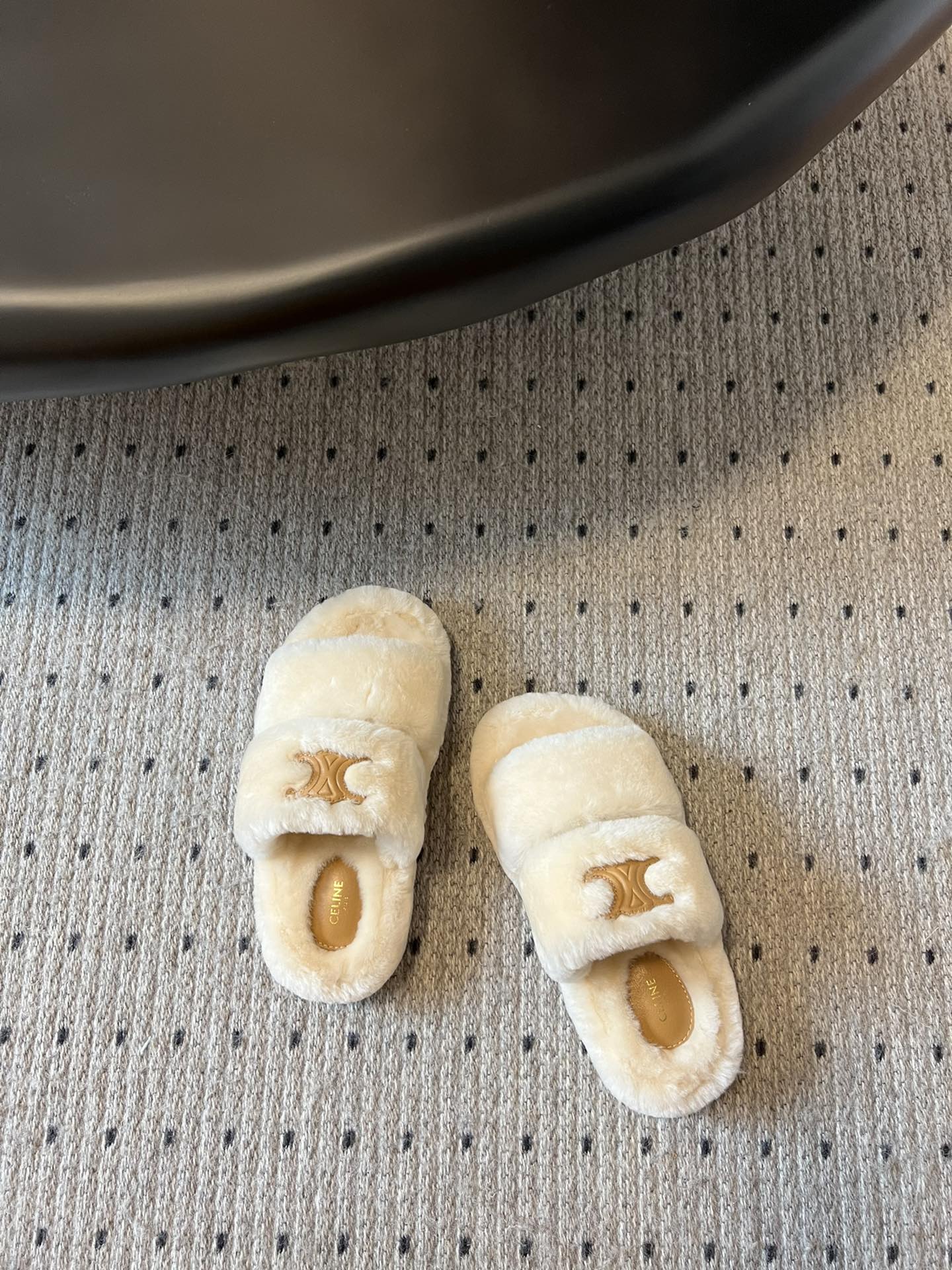 独家代购级 Celine /aw 毛毛拖毛茸茸的太可爱了 上脚超级舒服 超级软 有点小增高。最好版本 今