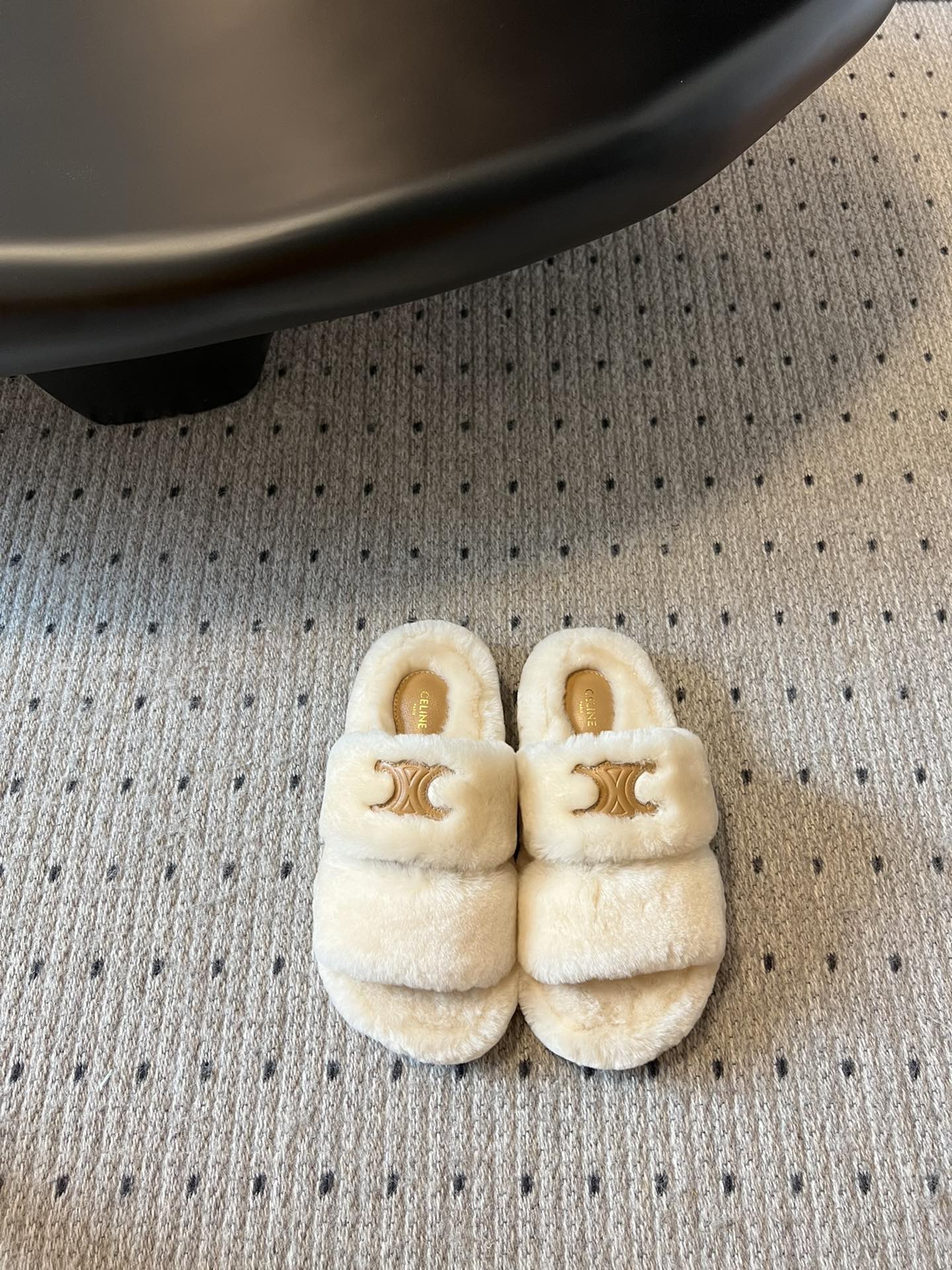 独家代购级 Celine /aw 毛毛拖毛茸茸的太可爱了 上脚超级舒服 超级软 有点小增高。最好版本 今