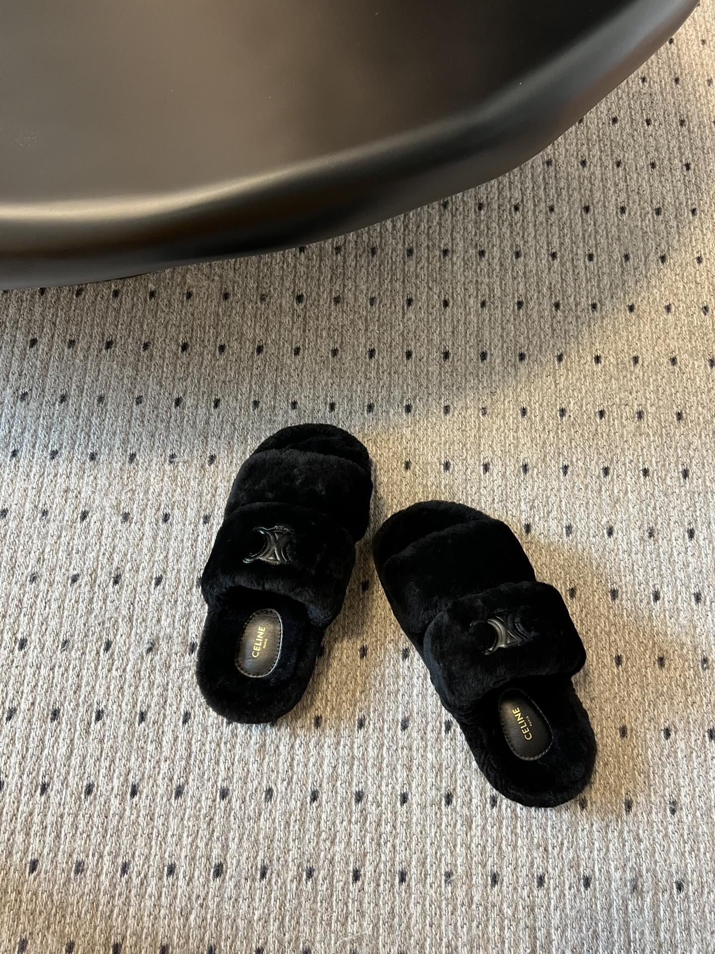 独家代购级 Celine /aw 毛毛拖毛茸茸的太可爱了 上脚超级舒服 超级软 有点小增高。最好版本 今
